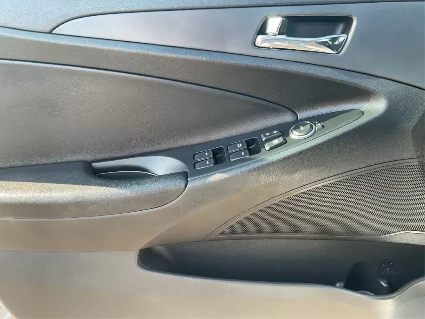 2013 Hyundai Sonata SE (5NPEC4AC8DH) with an 2.4L I-4 gasoline direct injection engine, located at 880 E. National Road, Vandalia, OH, 45377, (937) 908-9800, 39.891918, -84.183594 - **Drive Your Future with the 2013 Hyundai Sonata SE: Perfect for Fairborn Commuters!**<br /> <br /> Are you ready to elevate your driving experience? The 2013 Hyundai Sonata SE is here, perfect for those long commutes or weekend getaways. With its stylish design and spacious interior, this sedan is - Photo#17