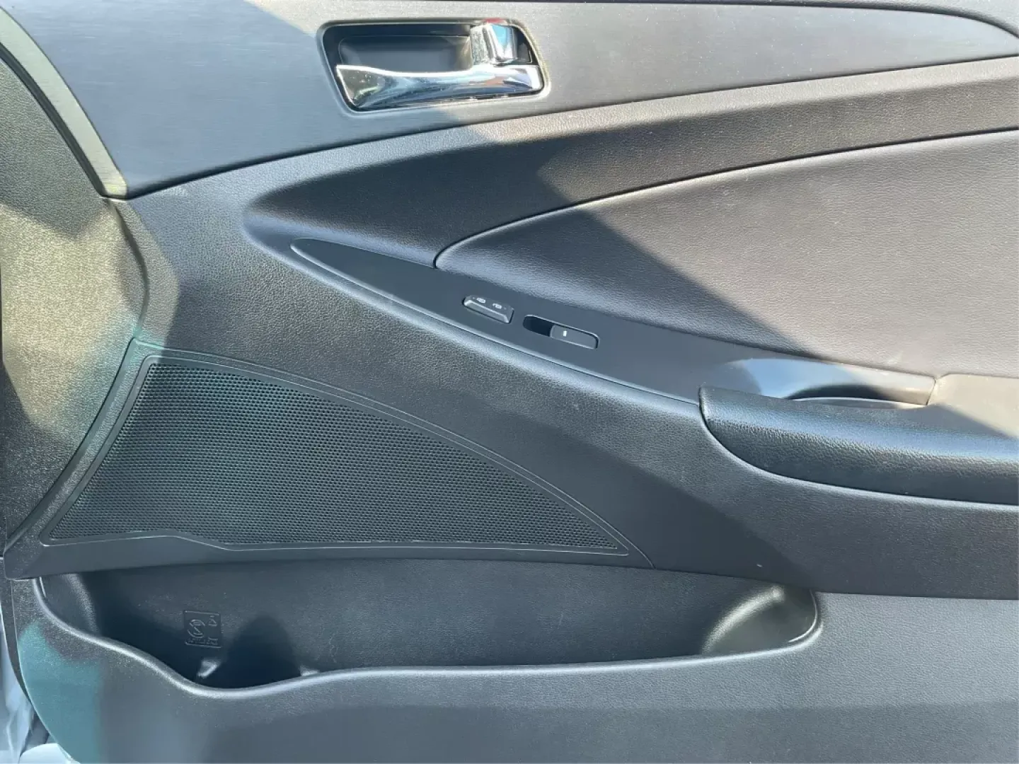 2013 Hyundai Sonata SE (5NPEC4AC8DH) with an 2.4L I-4 gasoline direct injection engine, located at 880 E. National Road, Vandalia, OH, 45377, (937) 908-9800, 39.891918, -84.183594 - **Drive Your Future with the 2013 Hyundai Sonata SE: Perfect for Fairborn Commuters!**<br /> <br /> Are you ready to elevate your driving experience? The 2013 Hyundai Sonata SE is here, perfect for those long commutes or weekend getaways. With its stylish design and spacious interior, this sedan is - Photo#18