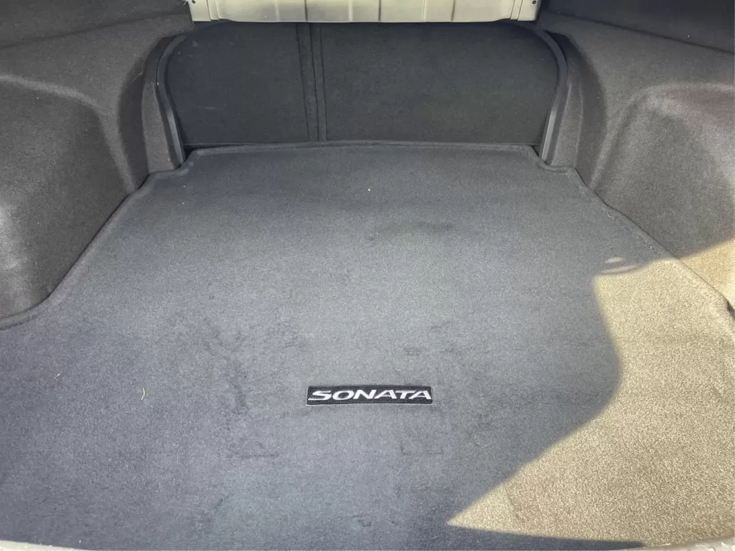 2013 Hyundai Sonata GLS (5NPEB4AC6DH) with an 2.4L I-4 gasoline direct injection engine, located at 401 Woodman Dr, Riverside, OH, 45431, (937) 908-9800, 39.760899, -84.123421 - If you're searching for the perfect blend of reliability, comfort, and affordability, look no further than this stunning 2013 Hyundai Sonata GLS, available now at Advantage Car and Credit in Fairborn, OH. Ideal for budget-conscious buyers or families looking for a dependable sedan, this vehicle shin - Photo#11