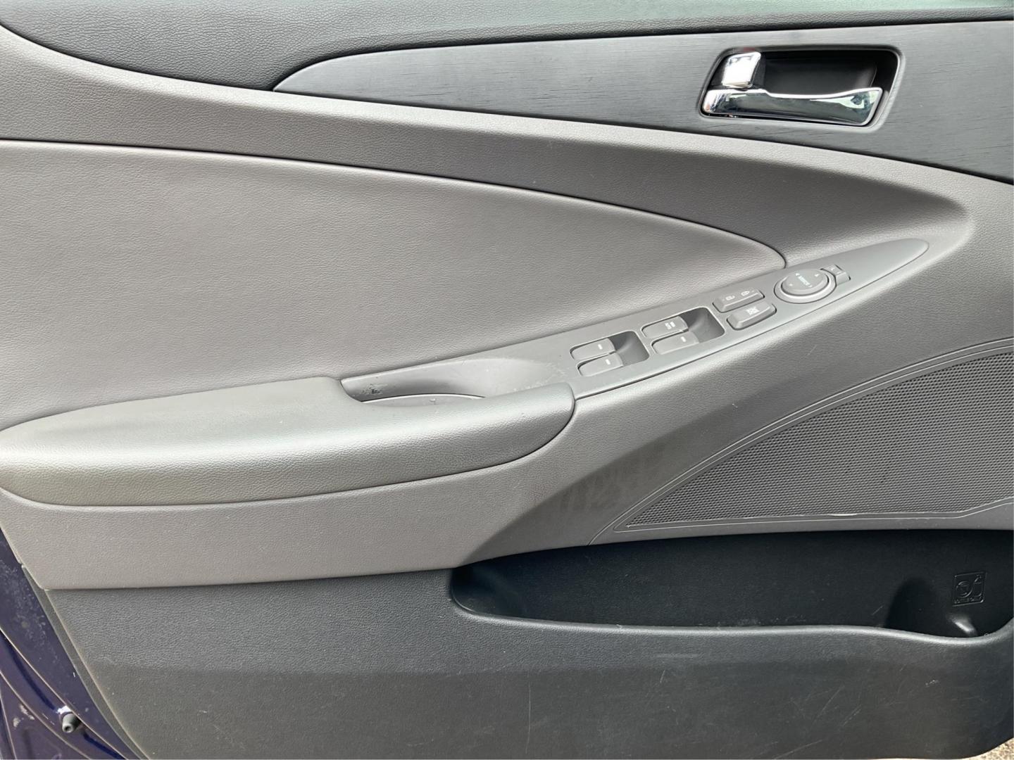 2013 Hyundai Sonata GLS (5NPEB4AC6DH) with an 2.4L L4 DOHC 16V engine, 6-Speed Automatic transmission, located at 1951 S Dayton Lakeview Rd., New Carlisle, OH, 45344, (937) 908-9800, 39.890999, -84.050255 - 2013 Hyundai Sonata GLS - Photo#16