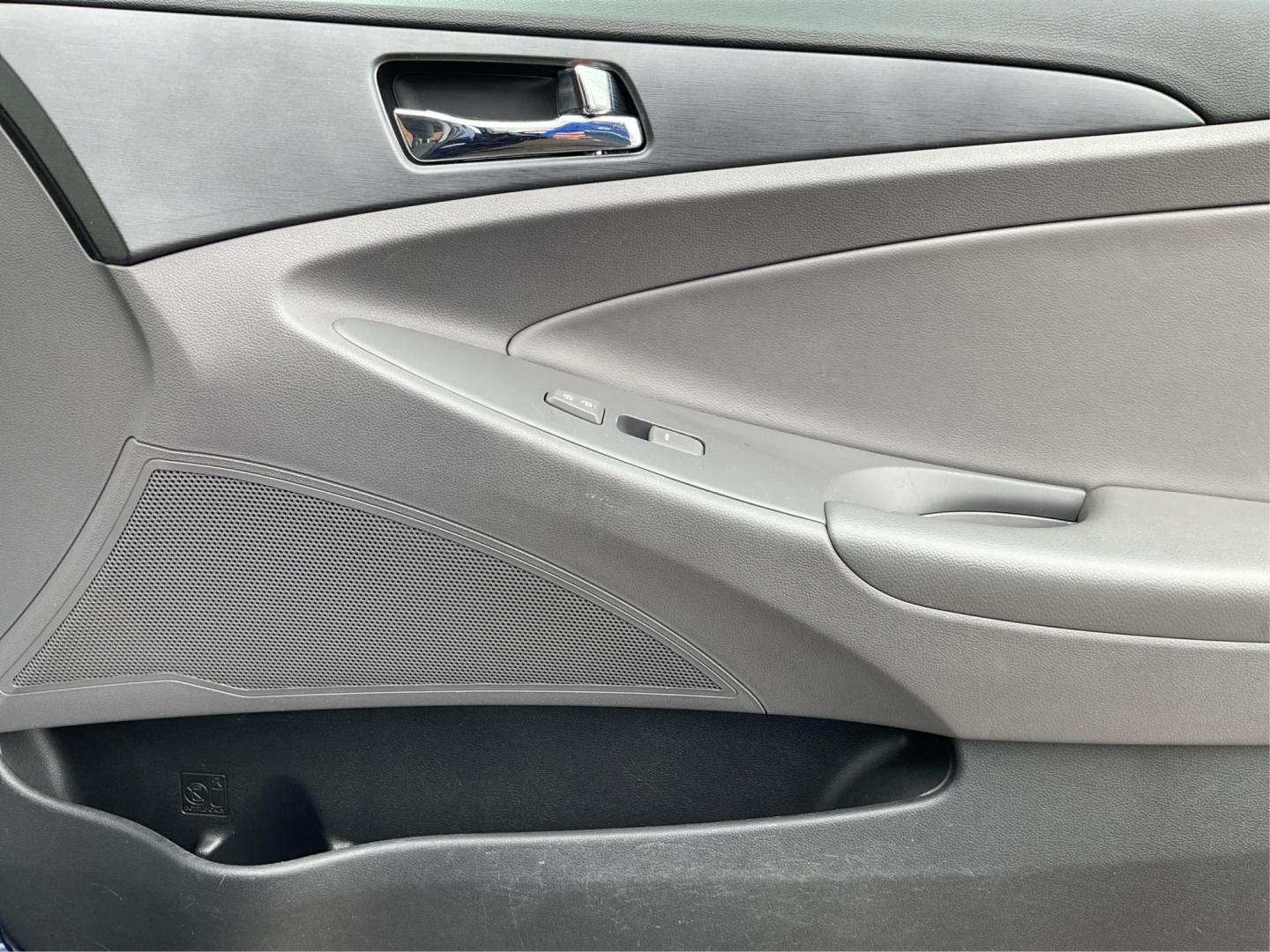 2013 Hyundai Sonata GLS (5NPEB4AC6DH) with an 2.4L L4 DOHC 16V engine, 6-Speed Automatic transmission, located at 1951 S Dayton Lakeview Rd., New Carlisle, OH, 45344, (937) 908-9800, 39.890999, -84.050255 - 2013 Hyundai Sonata GLS - Photo#17
