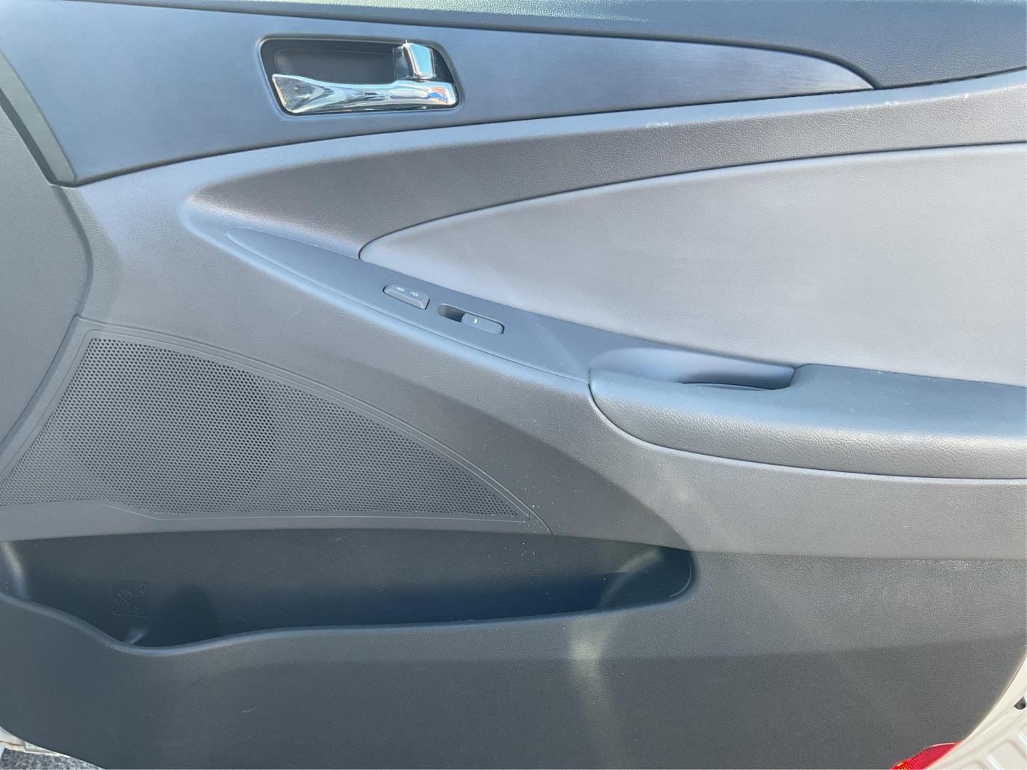 2013 Hyundai Sonata GLS (5NPEB4AC7DH) with an 2.4L I-4 gasoline direct injection engine, located at 1230 East Main St, Xenia, OH, 45385, (937) 908-9800, 39.688026, -83.910172 - 2013 Hyundai Sonata GLS - Photo#19