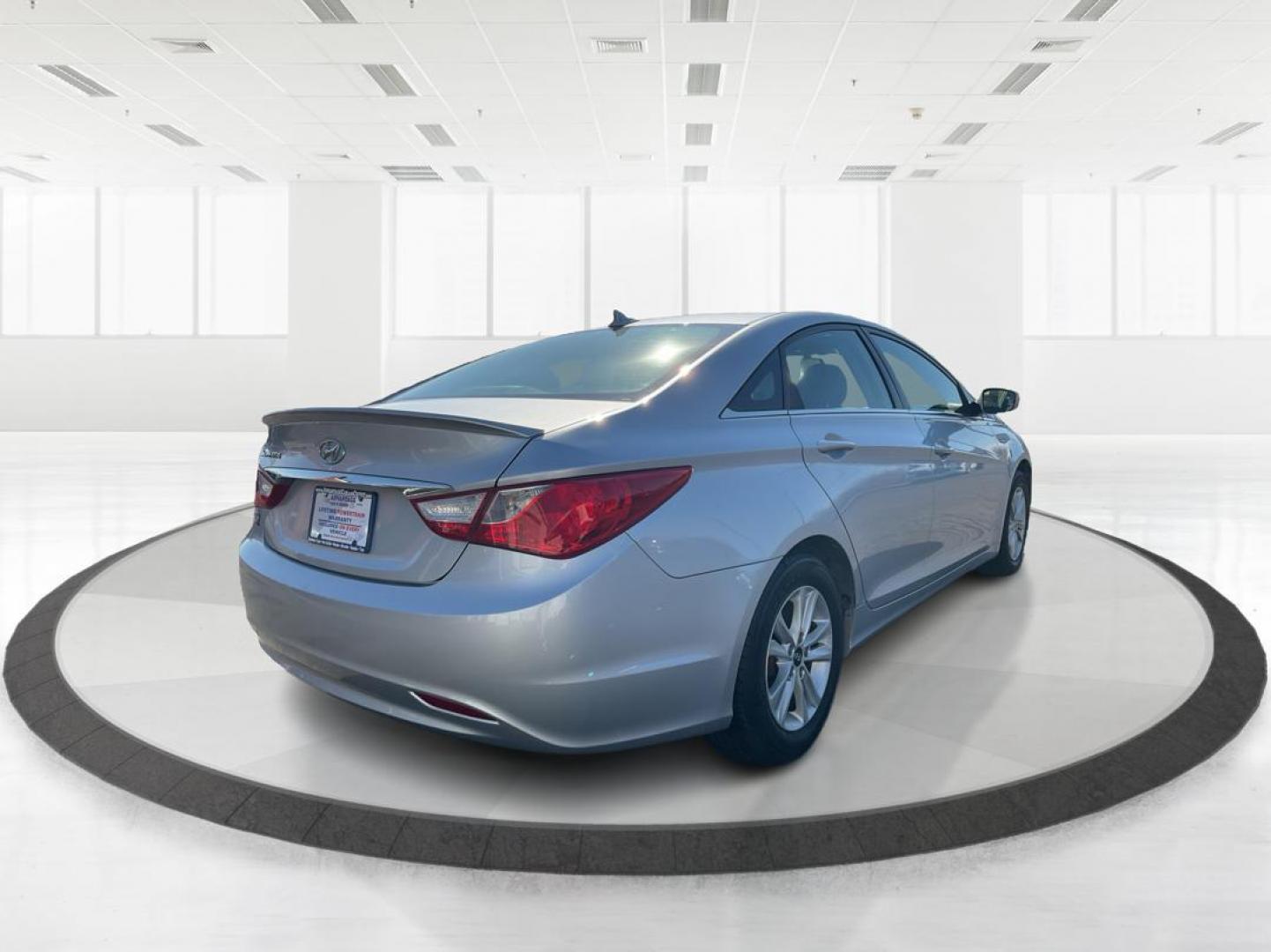 2013 Hyundai Sonata GLS (5NPEB4AC7DH) with an 2.4L I-4 gasoline direct injection engine, located at 1230 East Main St, Xenia, OH, 45385, (937) 908-9800, 39.688026, -83.910172 - 2013 Hyundai Sonata GLS - Photo#2
