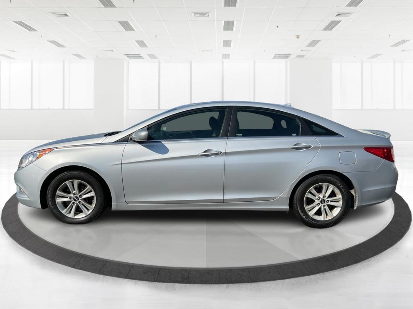 2013 Hyundai Sonata GLS (5NPEB4AC7DH) with an 2.4L I-4 gasoline direct injection engine, located at 1230 East Main St, Xenia, OH, 45385, (937) 908-9800, 39.688026, -83.910172 - 2013 Hyundai Sonata GLS - Photo#5