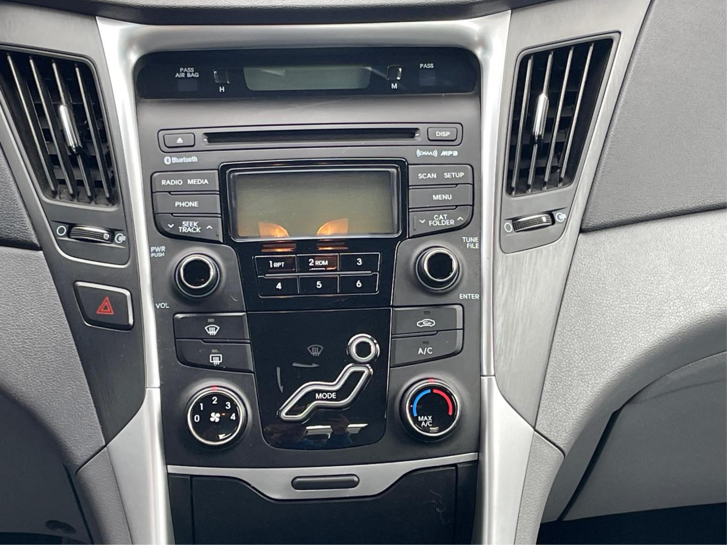 2013 Hyundai Sonata GLS (5NPEB4AC5DH) with an 2.4L I-4 gasoline direct injection engine, located at 880 E. National Road, Vandalia, OH, 45377, (937) 908-9800, 39.891918, -84.183594 - 2013 Hyundai Sonata GLS - Photo#11
