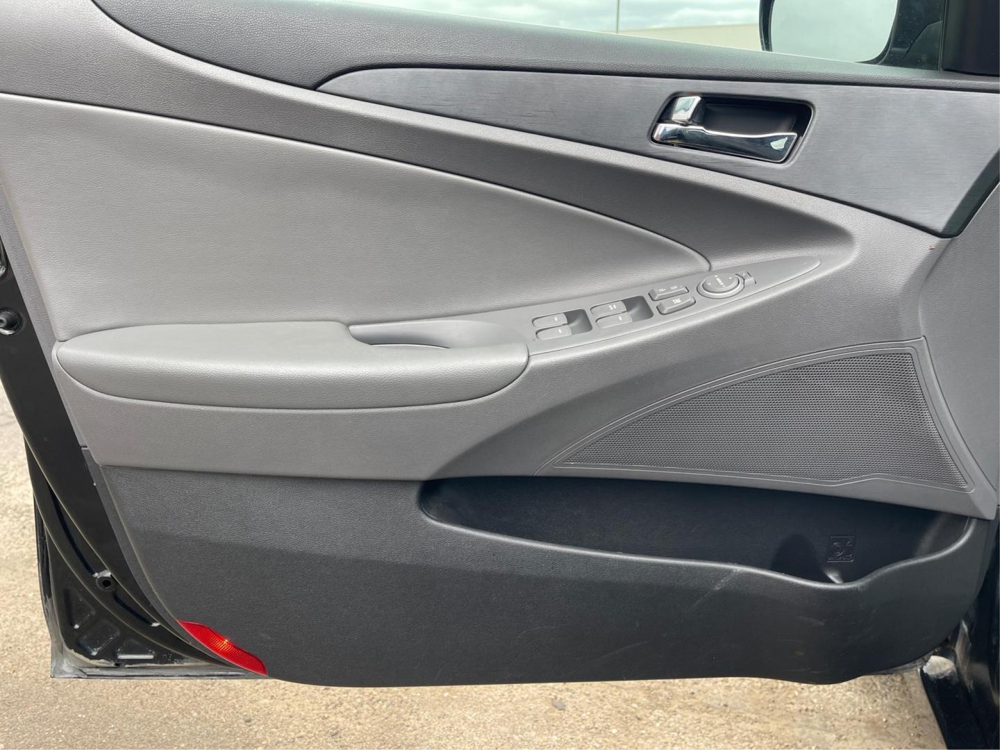 2013 Hyundai Sonata GLS (5NPEB4AC5DH) with an 2.4L I-4 gasoline direct injection engine, located at 880 E. National Road, Vandalia, OH, 45377, (937) 908-9800, 39.891918, -84.183594 - 2013 Hyundai Sonata GLS - Photo#17