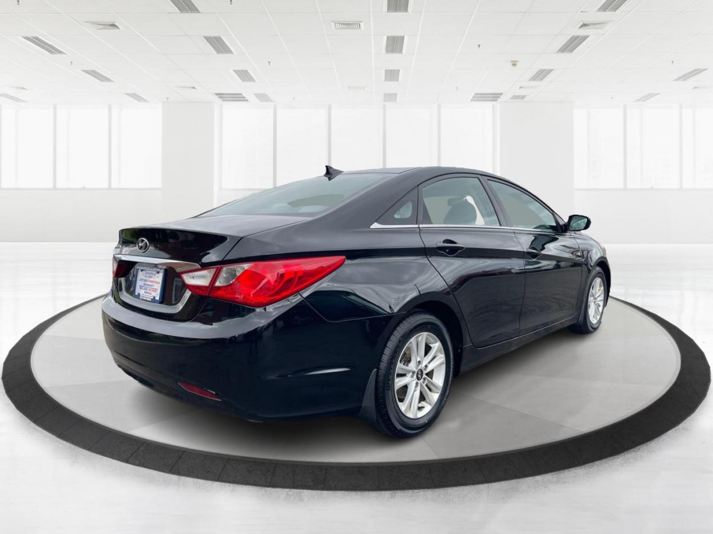 2013 Hyundai Sonata GLS (5NPEB4AC5DH) with an 2.4L I-4 gasoline direct injection engine, located at 880 E. National Road, Vandalia, OH, 45377, (937) 908-9800, 39.891918, -84.183594 - 2013 Hyundai Sonata GLS - Photo#2
