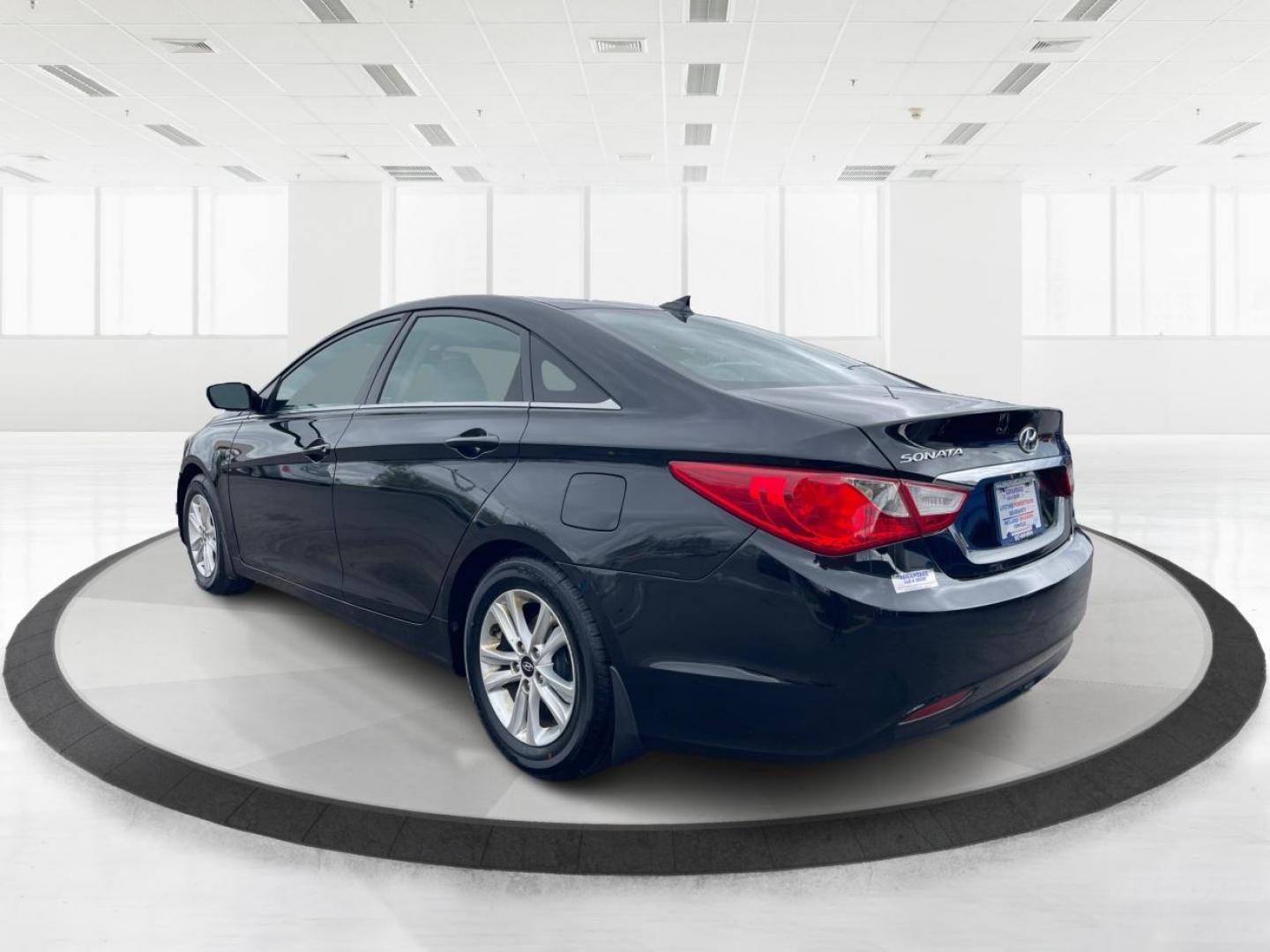 2013 Hyundai Sonata GLS (5NPEB4AC5DH) with an 2.4L I-4 gasoline direct injection engine, located at 880 E. National Road, Vandalia, OH, 45377, (937) 908-9800, 39.891918, -84.183594 - 2013 Hyundai Sonata GLS - Photo#4