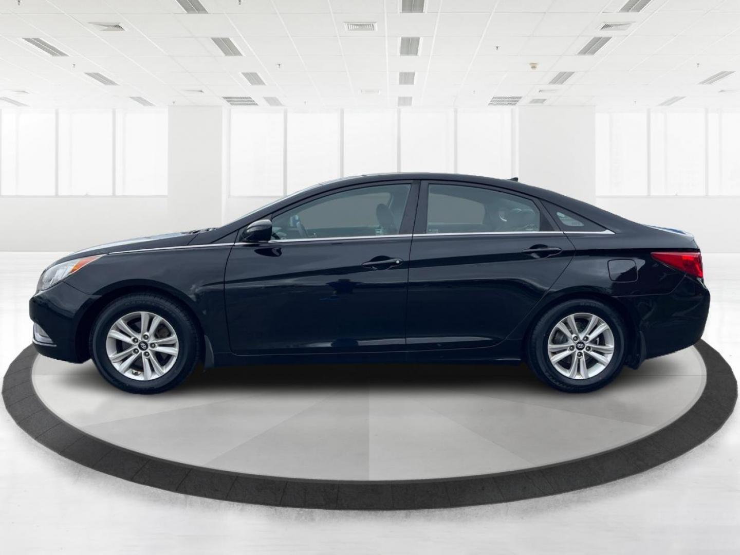 2013 Hyundai Sonata GLS (5NPEB4AC5DH) with an 2.4L I-4 gasoline direct injection engine, located at 880 E. National Road, Vandalia, OH, 45377, (937) 908-9800, 39.891918, -84.183594 - 2013 Hyundai Sonata GLS - Photo#5