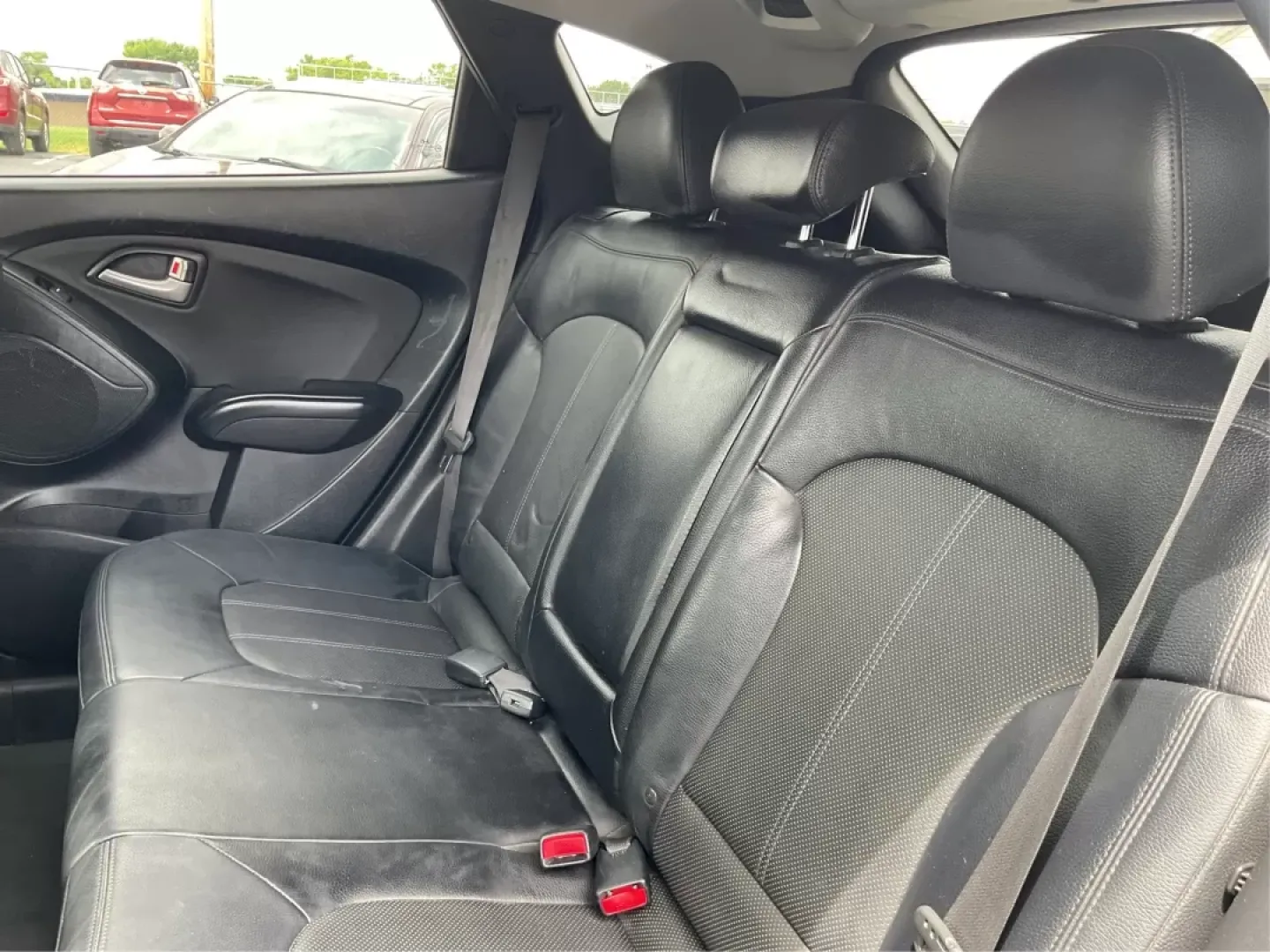 2013 Hyundai Tucson Limited (KM8JUCAC4DU) with an Other engine, located at 1230 East Main St, Xenia, OH, 45385, (937) 908-9800, 39.688026, -83.910172 - **Discover Your New Adventure Vehicle: 2013 Hyundai Tucson Limited at Advantage Car and Credit!** <br /> <br /> Are you searching for the perfect SUV that combines style, comfort, and versatility? Look no further than this striking 2013 Hyundai Tucson Limited, located right here at Advantage Car an - Photo#9