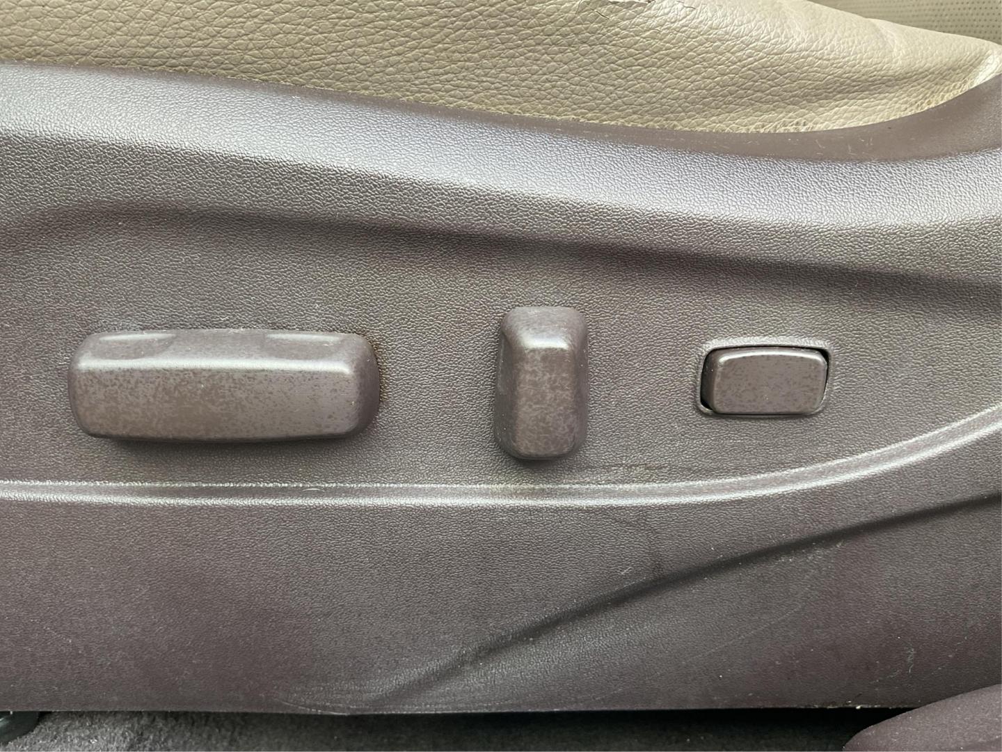 2013 Hyundai Tucson Limited (KM8JU3AC4DU) with an Theta II 2.4L I-4 DOHC engine, located at 1099 N County Rd 25A, Troy, OH, 45373, (937) 908-9800, 40.057079, -84.212883 - 2013 Hyundai Tucson Limited - Photo#15