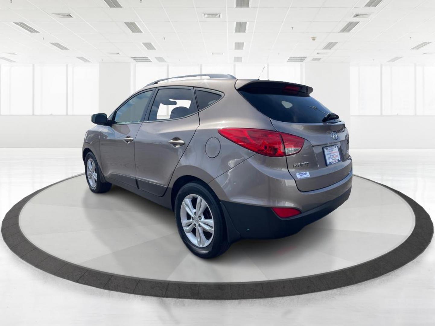 2013 Hyundai Tucson GLS (KM8JU3AC1DU) with an Theta II 2.4L I-4 DOHC engine, located at 1099 N County Rd 25A, Troy, OH, 45373, (937) 908-9800, 40.057079, -84.212883 - 2013 Hyundai Tucson GLS - Photo#4
