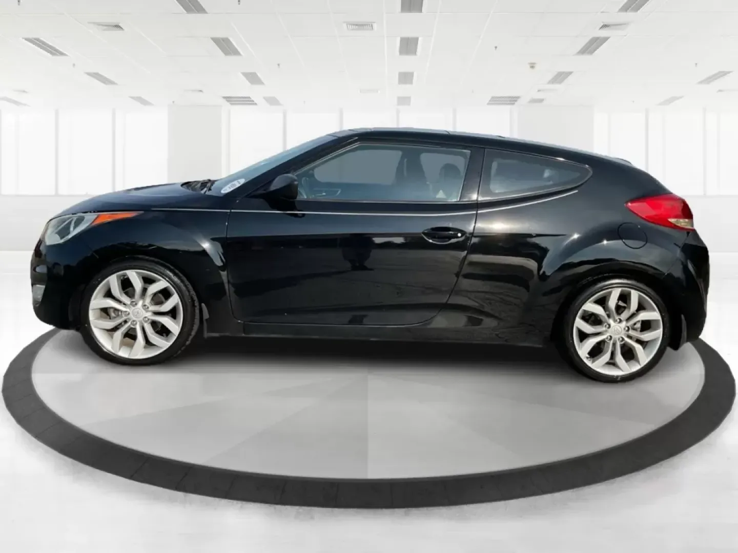 2013 Hyundai Veloster Base w/Black (KMHTC6ADXDU) with an 1.6L I-4 gasoline direct injection engine, located at 1230 East Main St, Xenia, OH, 45385, (937) 908-9800, 39.688026, -83.910172 - **Unleash Your Weekend Adventures with the 2013 Hyundai Veloster!** <br /> <br /> Are you searching for a vehicle that combines style, performance, and practicality? Look no further than the 2013 Hyundai Veloster, available now at Advantage Car and Credit in Fairborn, OH. This hatchback is not just - Photo#5