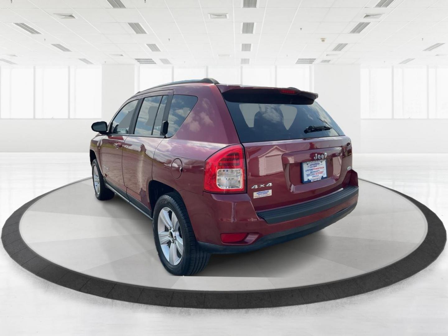 2013 Jeep Compass Latitude (1C4NJDEB6DD) with an 2.4L I-4 DOHC engine, located at 1184 Kauffman Ave, Fairborn, OH, 45324, (937) 908-9800, 39.807072, -84.030914 - 2013 Jeep Compass Latitude - Photo#3