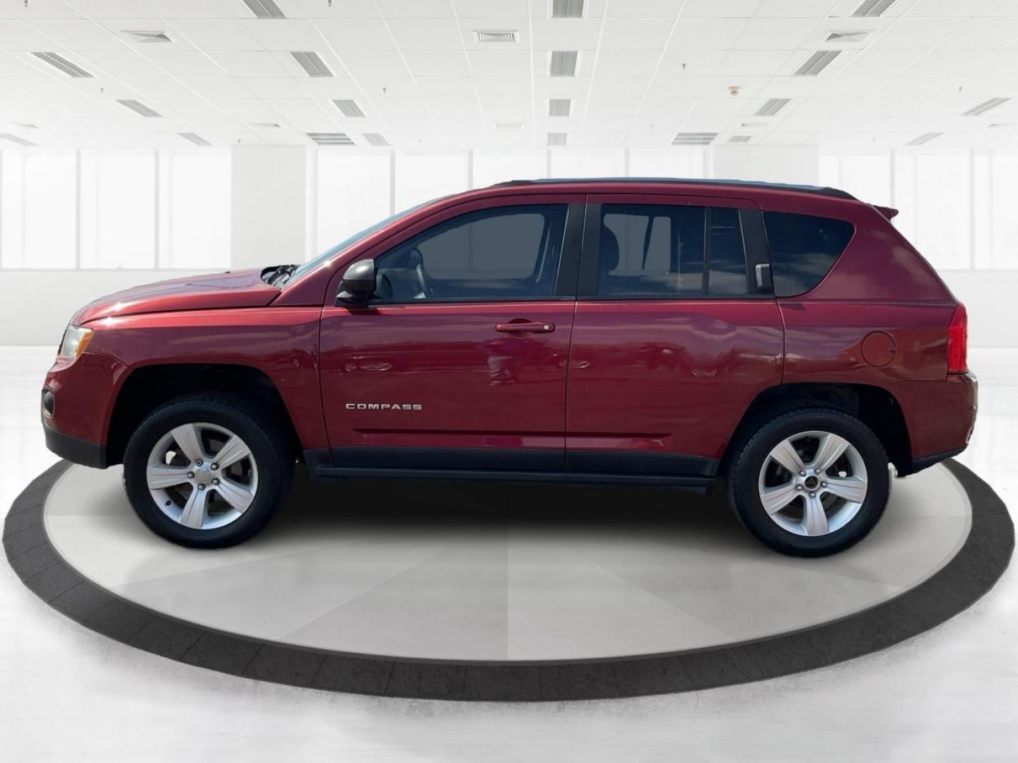 2013 Jeep Compass Latitude (1C4NJDEB6DD) with an 2.4L I-4 DOHC engine, located at 1184 Kauffman Ave, Fairborn, OH, 45324, (937) 908-9800, 39.807072, -84.030914 - 2013 Jeep Compass Latitude - Photo#4
