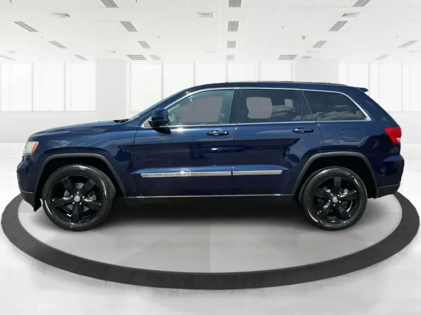 2013 Jeep Grand Cherokee Laredo (1C4RJFAG7DC) with an Other engine, located at 1951 S Dayton Lakeview Rd., New Carlisle, OH, 45344, (937) 908-9800, 39.890999, -84.050255 - **Unleash Adventure with the 2013 Jeep Grand Cherokee Laredo Your Perfect SUV Awaits!**<br /> <br /> Are you ready to elevate your lifestyle and embrace thrilling weekend adventures? The 2013 Jeep Grand Cherokee Laredo, available at Advantage Car and Credit in Fairborn, OH, is the ideal vehicle for - Photo#5