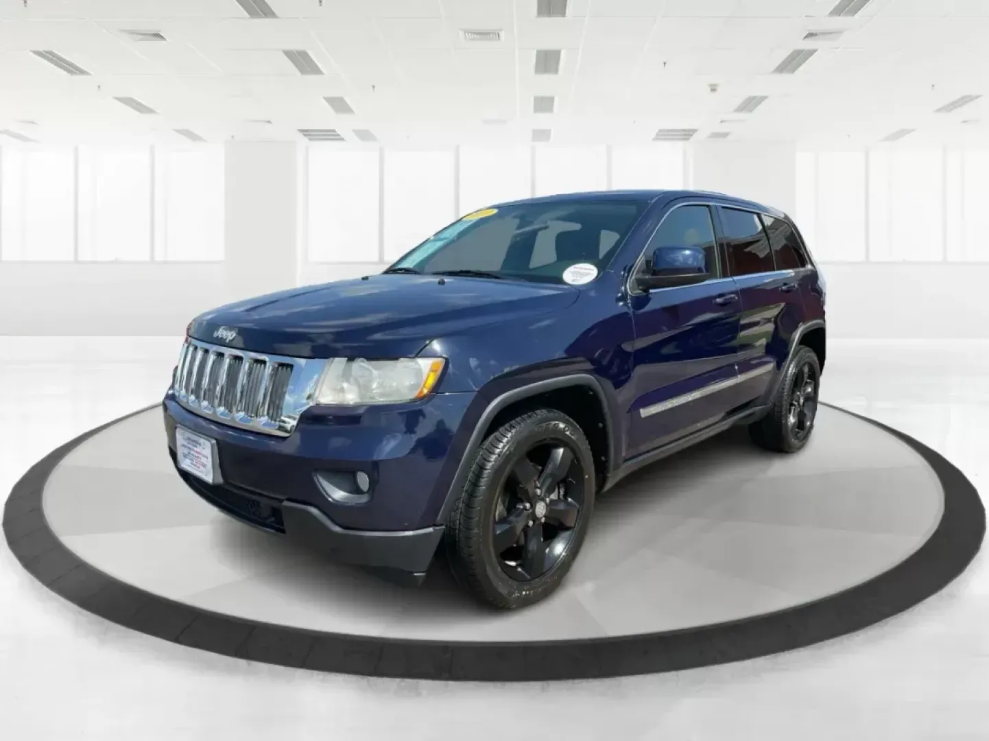 2013 Jeep Grand Cherokee Laredo (1C4RJFAG7DC) with an Other engine, located at 1951 S Dayton Lakeview Rd., New Carlisle, OH, 45344, (937) 908-9800, 39.890999, -84.050255 - **Unleash Adventure with the 2013 Jeep Grand Cherokee Laredo Your Perfect SUV Awaits!**<br /> <br /> Are you ready to elevate your lifestyle and embrace thrilling weekend adventures? The 2013 Jeep Grand Cherokee Laredo, available at Advantage Car and Credit in Fairborn, OH, is the ideal vehicle for - Photo#7