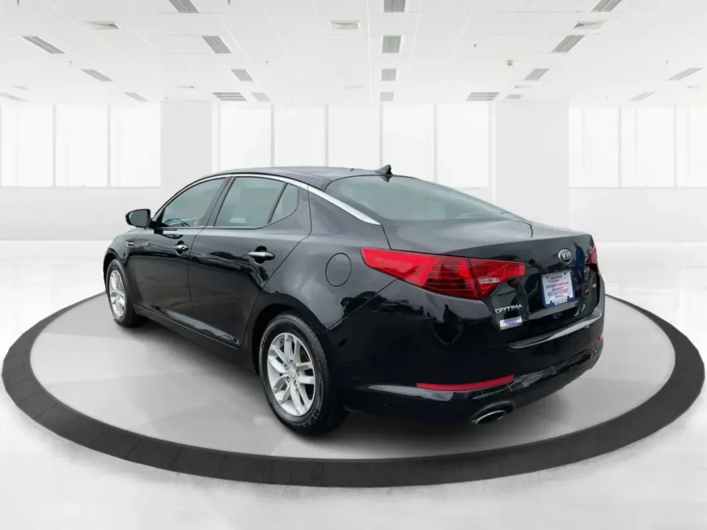 2013 Kia Optima LX (5XXGM4A72DG) with an 2.4L I-4 gasoline direct injection engine, located at 401 Woodman Dr, Riverside, OH, 45431, (937) 908-9800, 39.760899, -84.123421 - **Unlock Adventure with the 2013 Kia Optima LX at Advantage Car and Credit!**<br /> <br /> Are you searching for a reliable sedan that seamlessly combines comfort, style, and affordability? Look no further! The 2013 Kia Optima LX is the perfect vehicle for budget-conscious buyers, offering a great b - Photo#3