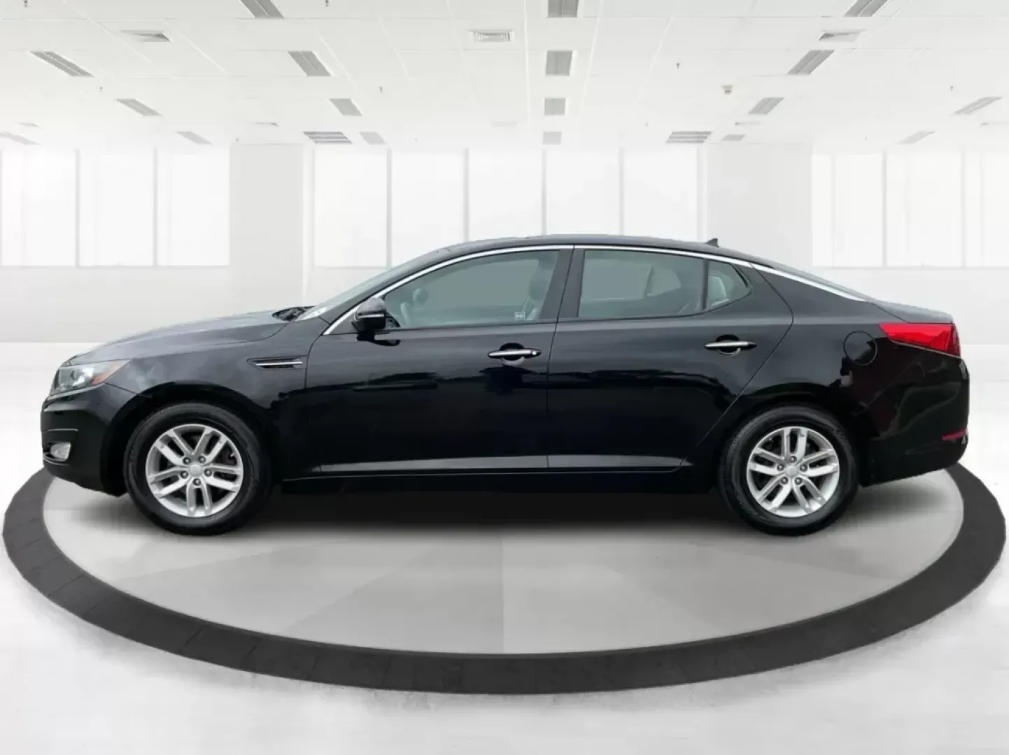 2013 Kia Optima LX (5XXGM4A72DG) with an 2.4L I-4 gasoline direct injection engine, located at 401 Woodman Dr, Riverside, OH, 45431, (937) 908-9800, 39.760899, -84.123421 - **Unlock Adventure with the 2013 Kia Optima LX at Advantage Car and Credit!**<br /> <br /> Are you searching for a reliable sedan that seamlessly combines comfort, style, and affordability? Look no further! The 2013 Kia Optima LX is the perfect vehicle for budget-conscious buyers, offering a great b - Photo#4