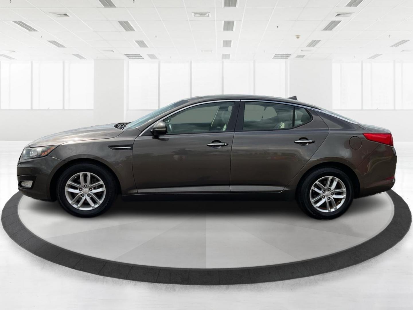 2013 Kia Optima LX (5XXGM4A71DG) with an 2.4L I-4 gasoline direct injection engine, located at 880 E. National Road, Vandalia, OH, 45377, (937) 908-9800, 39.891918, -84.183594 - 2013 Kia Optima LX - Photo#5