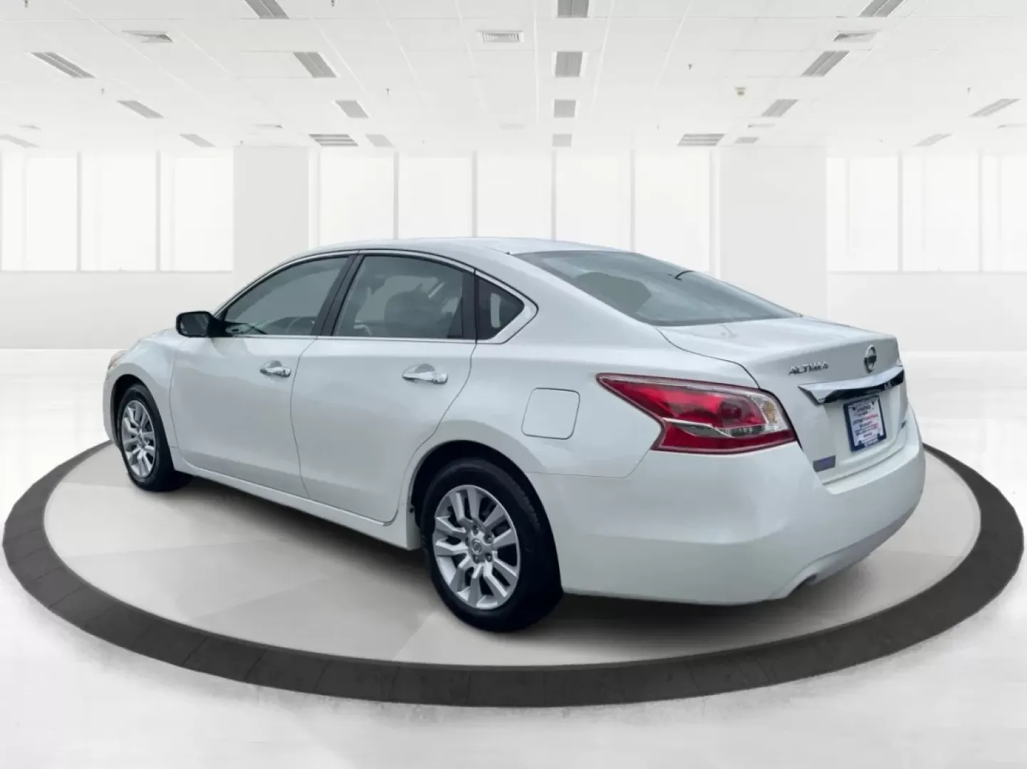 2013 Nissan Altima 2.5 S (1N4AL3APXDC) with an 2.5L I-4 DOHC engine, located at 401 Woodman Dr, Riverside, OH, 45431, (937) 908-9800, 39.760899, -84.123421 - **Experience the Ultimate Blend of Comfort and Reliability with the 2013 Nissan Altima 2.5 S Perfect for Your Lifestyle!**<br /> <br /> Are you in search of a vehicle that effortlessly balances daily commuting and weekend getaways? Look no further than this stunning 2013 Nissan Altima 2.5 S, now av - Photo#4