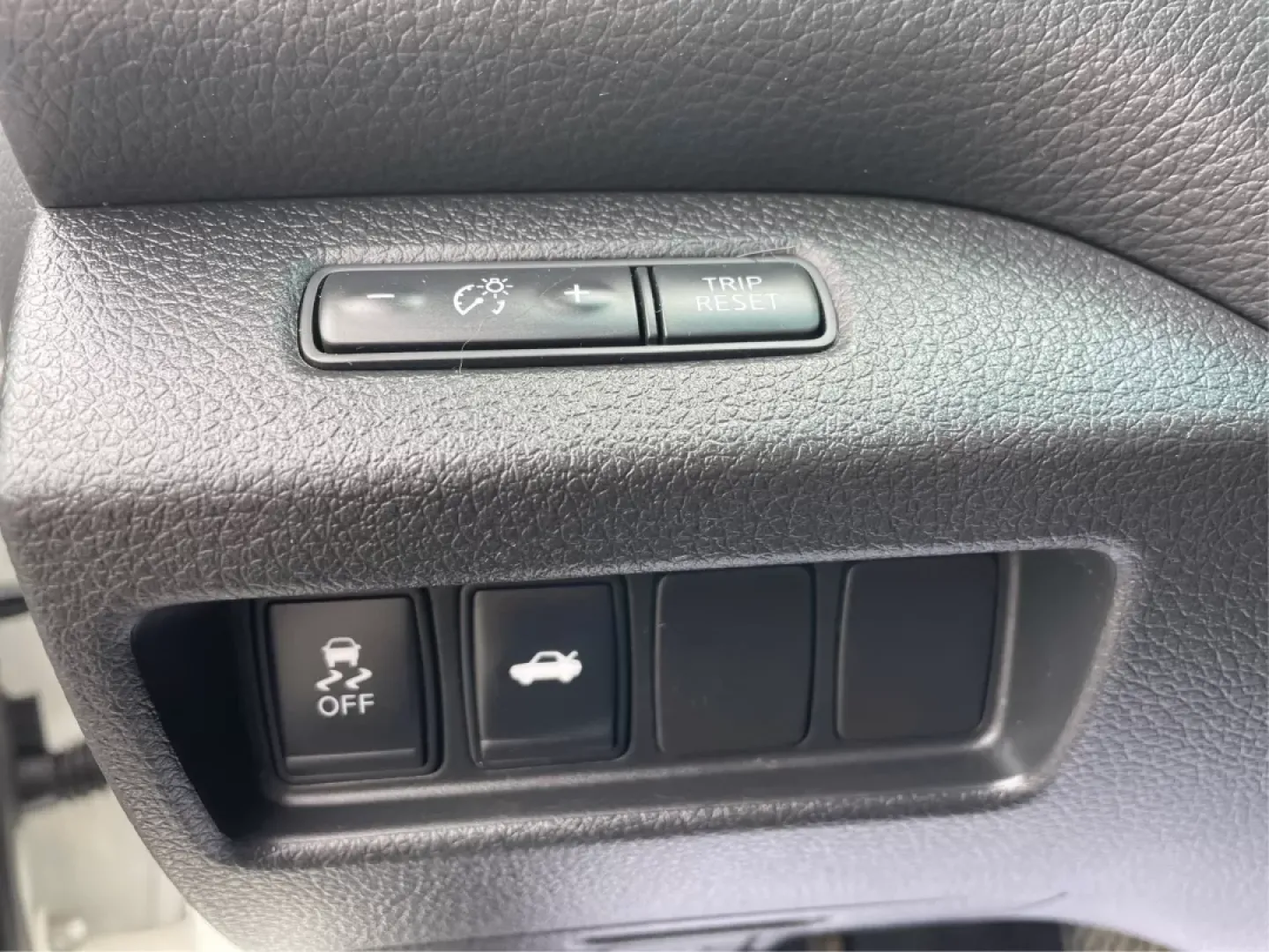2013 Nissan Altima 2.5 S (1N4AL3APXDC) with an 2.5L I-4 DOHC engine, located at 401 Woodman Dr, Riverside, OH, 45431, (937) 908-9800, 39.760899, -84.123421 - **Experience the Ultimate Blend of Comfort and Reliability with the 2013 Nissan Altima 2.5 S Perfect for Your Lifestyle!**<br /> <br /> Are you in search of a vehicle that effortlessly balances daily commuting and weekend getaways? Look no further than this stunning 2013 Nissan Altima 2.5 S, now av - Photo#17