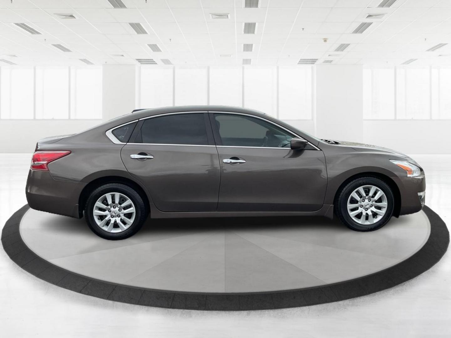2013 Nissan Altima 2.5 S (1N4AL3APXDN) with an 2.5L I-4 DOHC engine, located at 1184 Kauffman Ave, Fairborn, OH, 45324, (937) 908-9800, 39.807072, -84.030914 - 2013 Nissan Altima 2.5 S - Photo#1