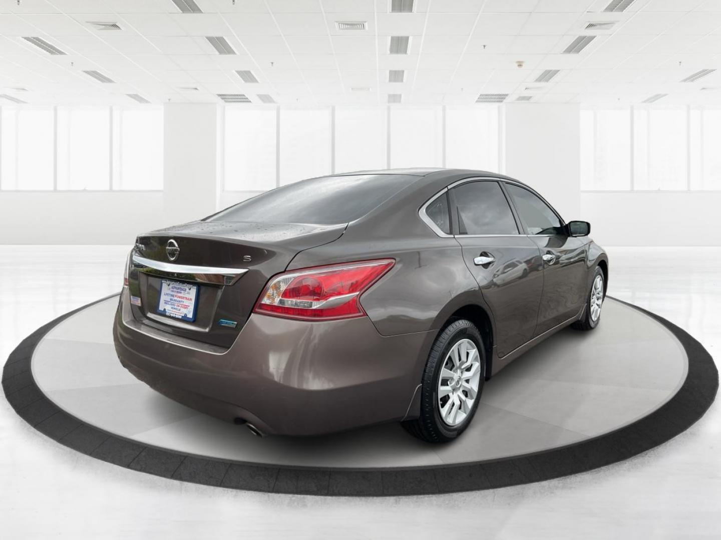 2013 Nissan Altima 2.5 S (1N4AL3APXDN) with an 2.5L I-4 DOHC engine, located at 1184 Kauffman Ave, Fairborn, OH, 45324, (937) 908-9800, 39.807072, -84.030914 - 2013 Nissan Altima 2.5 S - Photo#2