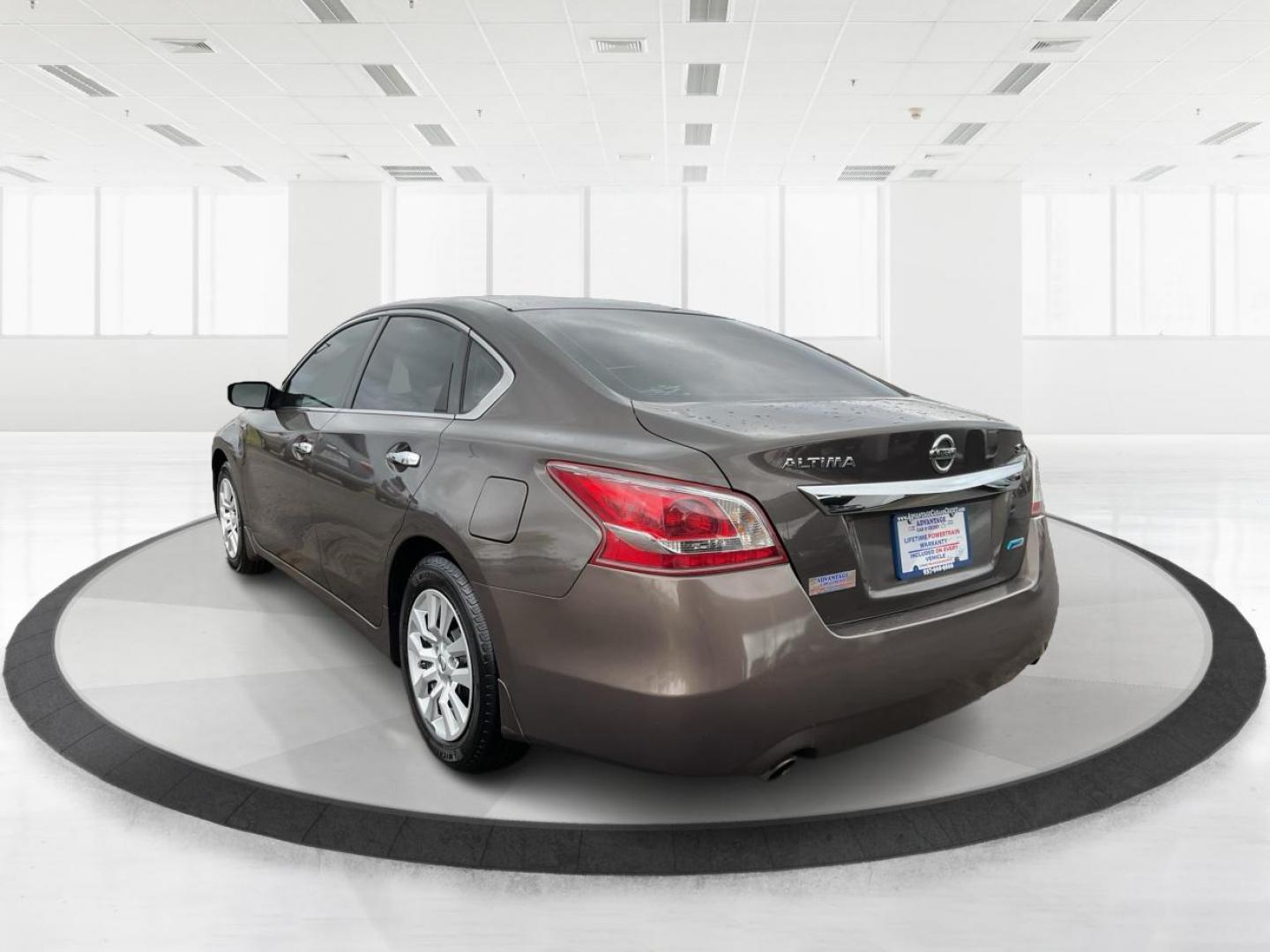 2013 Nissan Altima 2.5 S (1N4AL3APXDN) with an 2.5L I-4 DOHC engine, located at 1184 Kauffman Ave, Fairborn, OH, 45324, (937) 908-9800, 39.807072, -84.030914 - 2013 Nissan Altima 2.5 S - Photo#4