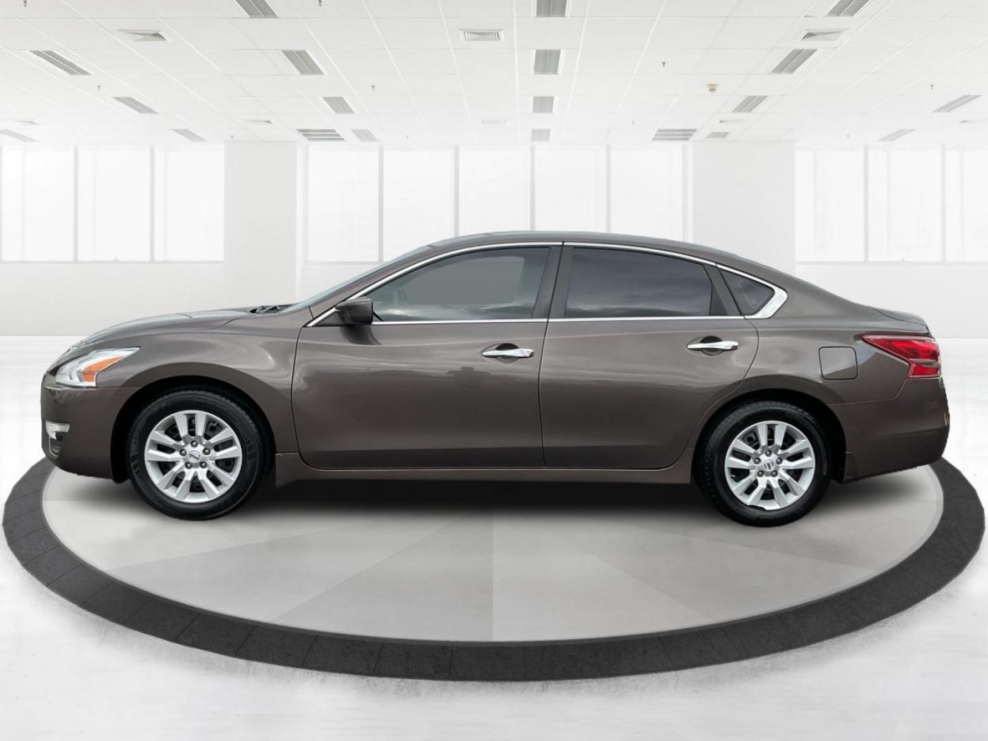 2013 Nissan Altima 2.5 S (1N4AL3APXDN) with an 2.5L I-4 DOHC engine, located at 1184 Kauffman Ave, Fairborn, OH, 45324, (937) 908-9800, 39.807072, -84.030914 - 2013 Nissan Altima 2.5 S - Photo#5