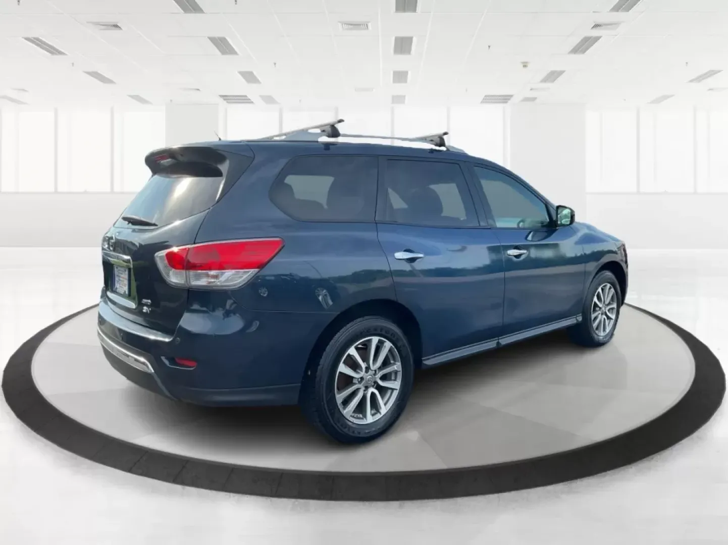 2013 Nissan Pathfinder SV (5N1AR2MM5DC) with an 3.5L V-6 DOHC engine, located at 1230 East Main St, Xenia, OH, 45385, (937) 908-9800, 39.688026, -83.910172 - **Adventure Awaits in the 2013 Nissan Pathfinder SV Your Perfect Family SUV!**<br /> <br /> Are you ready to elevate your family adventures to the next level? Whether it's a weekend getaway or the daily school run, the 2013 Nissan Pathfinder SV, available at Advantage Car and Credit in Fairborn, OH - Photo#2