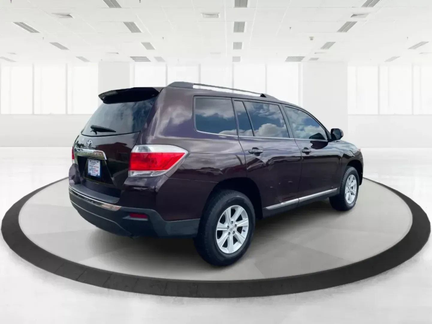 2013 Toyota Highlander SE V6 (5TDZK3EH9DS) with an 3.5L V-6 DOHC engine, located at 4508 South Dixie Dr, Moraine, OH, 45439, (937) 908-9800, 39.689976, -84.218452 - **Adventure Awaits with the 2013 Toyota Highlander SE V6 Perfect for Family Getaways and Daily Drives!**<br /> <br /> Are you ready to embrace a lifestyle of exploration and comfort? The 2013 Toyota Highlander SE V6 is your ticket to memorable family outings and enjoyable commutes alike. With its s - Photo#2