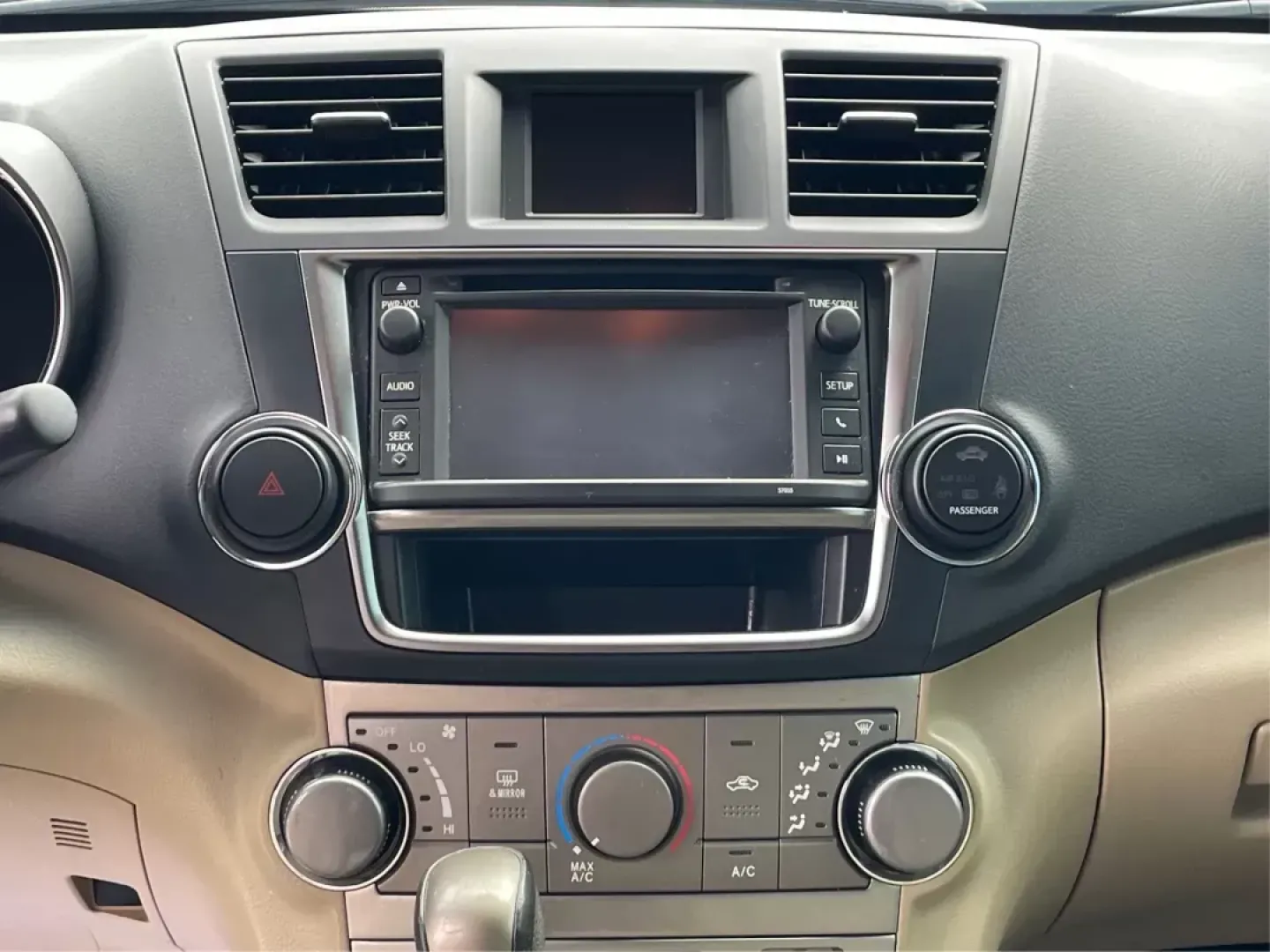 2013 Toyota Highlander SE V6 (5TDZK3EH9DS) with an 3.5L V-6 DOHC engine, located at 4508 South Dixie Dr, Moraine, OH, 45439, (937) 908-9800, 39.689976, -84.218452 - **Adventure Awaits with the 2013 Toyota Highlander SE V6 Perfect for Family Getaways and Daily Drives!**<br /> <br /> Are you ready to embrace a lifestyle of exploration and comfort? The 2013 Toyota Highlander SE V6 is your ticket to memorable family outings and enjoyable commutes alike. With its s - Photo#12