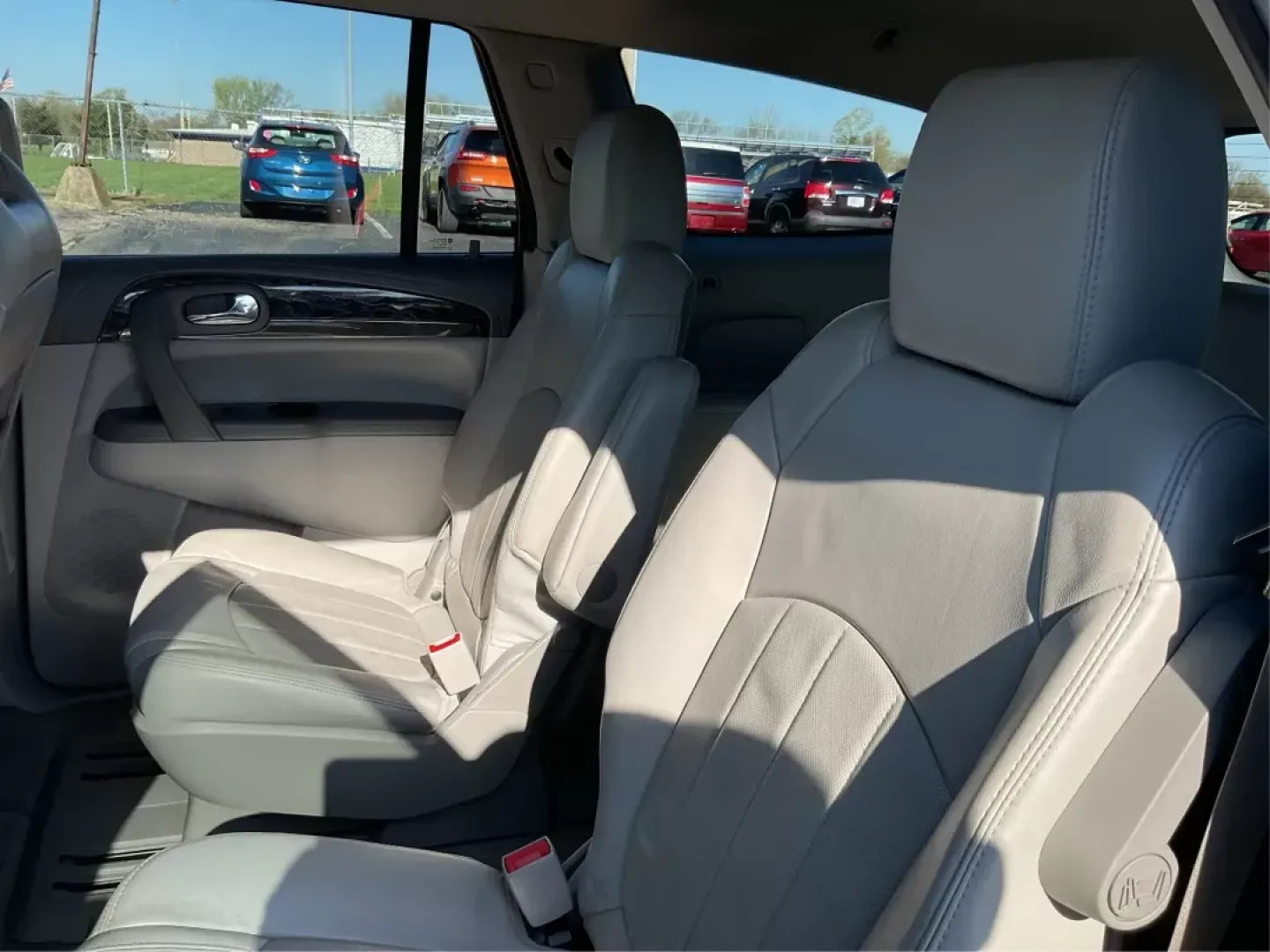 2014 Buick Enclave Leather (5GAKRBKDXEJ) with an 3.6L V-6 gasoline direct injection engine, located at 1230 East Main St, Xenia, OH, 45385, (937) 908-9800, 39.688026, -83.910172 - **Experience Luxury and Comfort with the 2014 Buick Enclave Perfect for Family Adventures!**<br /> <br /> Looking for a reliable vehicle that blends style, comfort, and versatility? Look no further than the 2014 Buick Enclave, available now at Advantage Car and Credit, your premier Buy Here Pay Her - Photo#9