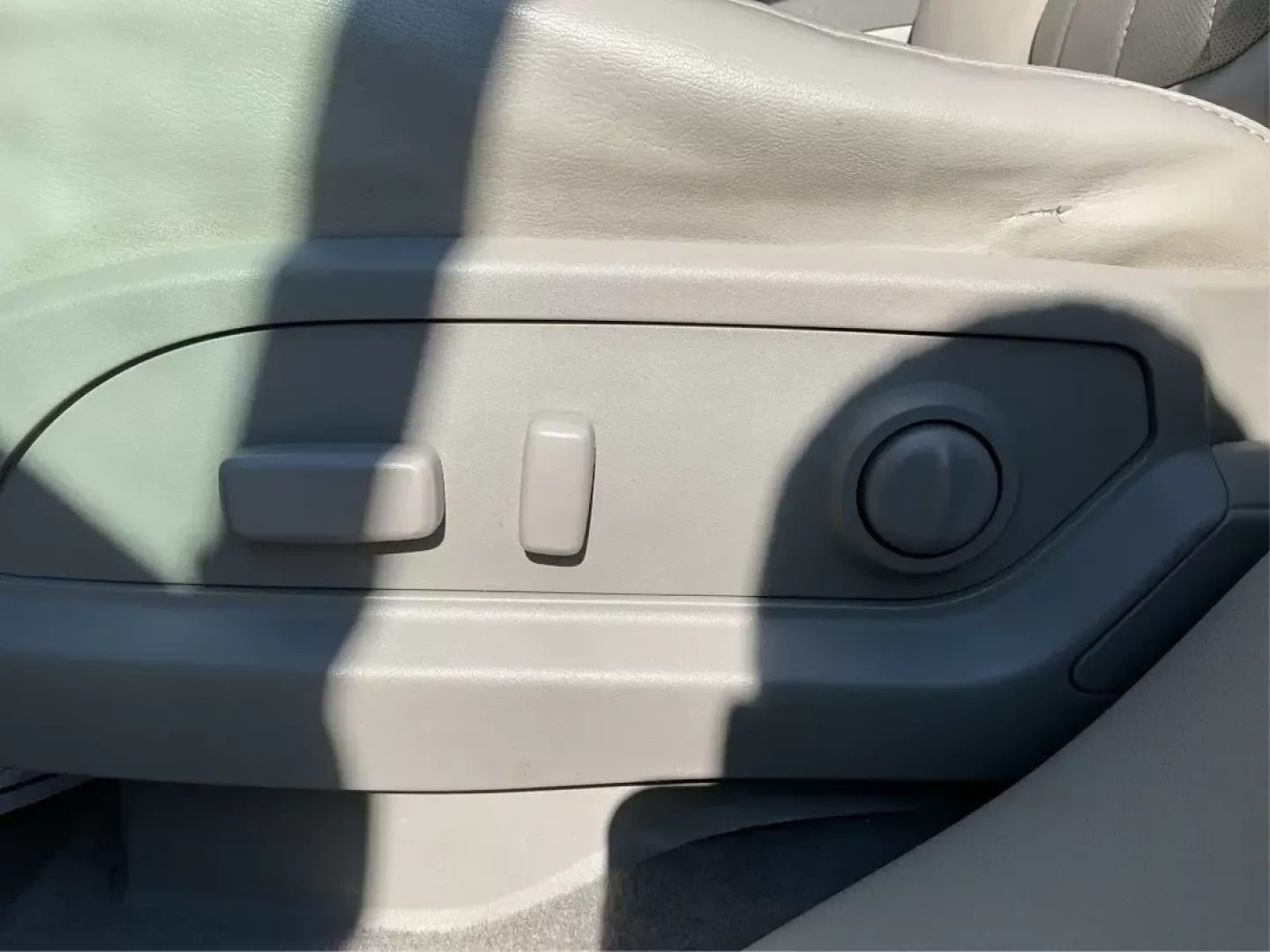 2014 Buick Enclave Leather (5GAKRBKDXEJ) with an 3.6L V-6 gasoline direct injection engine, located at 1230 East Main St, Xenia, OH, 45385, (937) 908-9800, 39.688026, -83.910172 - **Experience Luxury and Comfort with the 2014 Buick Enclave Perfect for Family Adventures!**<br /> <br /> Looking for a reliable vehicle that blends style, comfort, and versatility? Look no further than the 2014 Buick Enclave, available now at Advantage Car and Credit, your premier Buy Here Pay Her - Photo#17