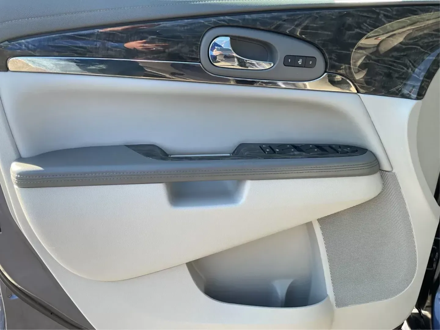 2014 Buick Enclave Leather (5GAKRBKDXEJ) with an 3.6L V-6 gasoline direct injection engine, located at 1230 East Main St, Xenia, OH, 45385, (937) 908-9800, 39.688026, -83.910172 - **Experience Luxury and Comfort with the 2014 Buick Enclave Perfect for Family Adventures!**<br /> <br /> Looking for a reliable vehicle that blends style, comfort, and versatility? Look no further than the 2014 Buick Enclave, available now at Advantage Car and Credit, your premier Buy Here Pay Her - Photo#18