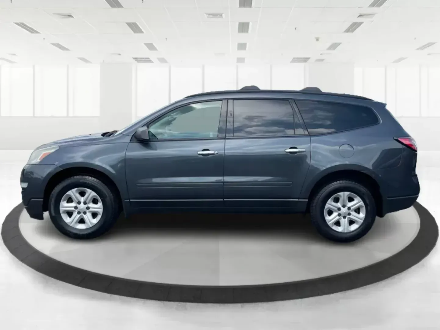 2014 Cyber Gray Metallic Chevrolet Traverse LS FWD w/PDC (1GNKRFED9EJ) with an 3.6L V6 DOHC 24V engine, 6-Speed Automatic transmission, located at 880 E. National Road, Vandalia, OH, 45377, (937) 908-9800, 39.891918, -84.183594 - 2014 Chevrolet Traverse LS FWD w/PDC - Photo#6