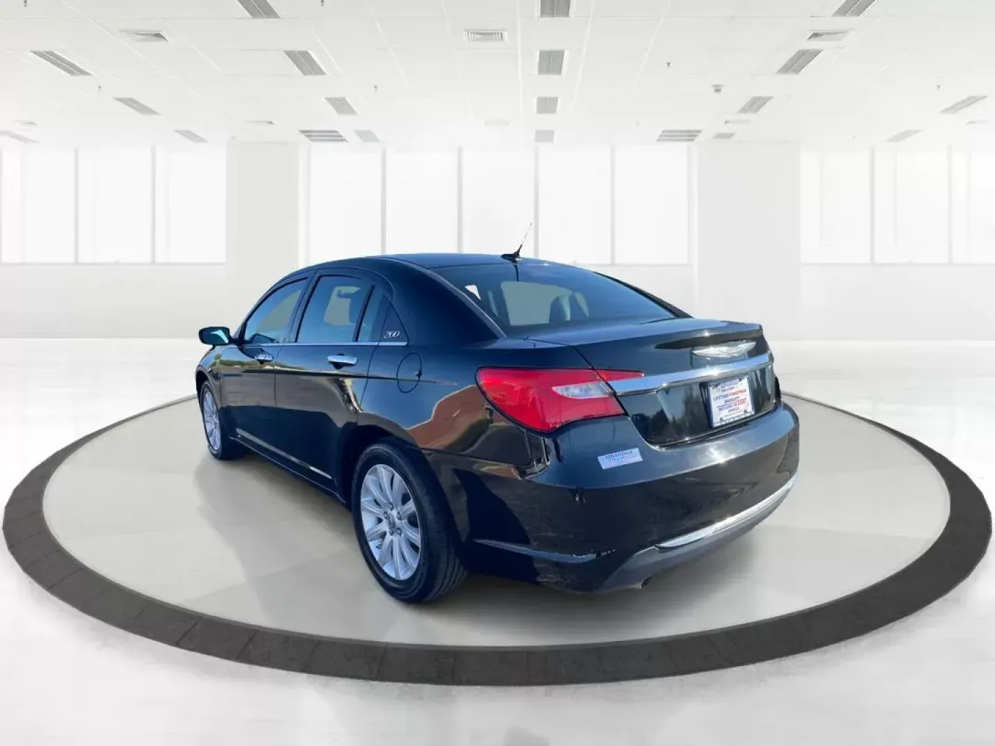 2014 Chrysler 200 Limited (1C3CCBCG6EN) with an 3.6L V6 DOHC 24V FFV engine, 6-Speed Automatic transmission, located at 1184 Kauffman Ave, Fairborn, OH, 45324, (937) 908-9800, 39.807072, -84.030914 - 2014 Chrysler 200 Limited - Photo#5