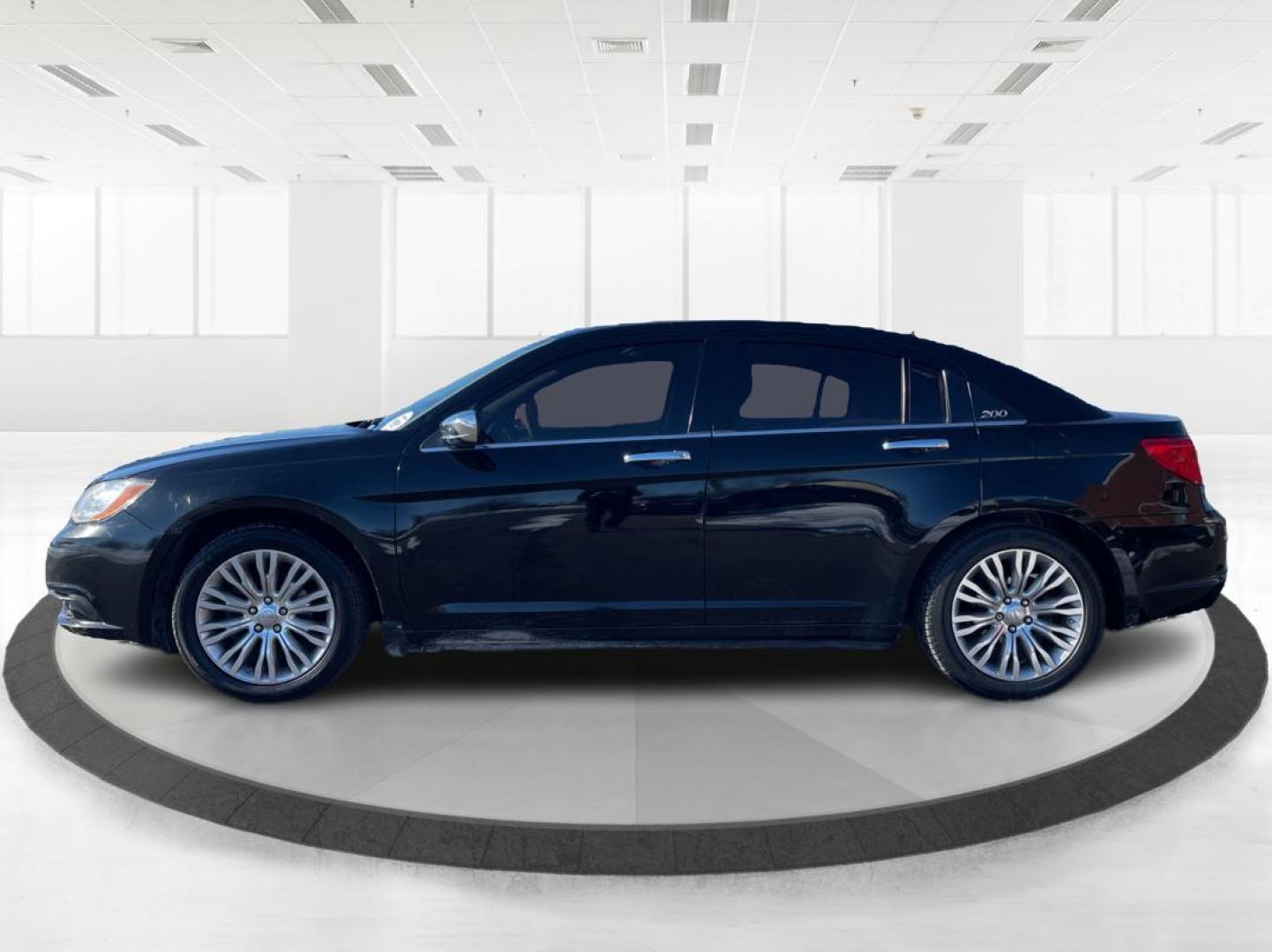 2014 Chrysler 200 Limited (1C3CCBCG0EN) with an 3.6L V6 DOHC 24V FFV engine, 6-Speed Automatic transmission, located at 880 E. National Road, Vandalia, OH, 45377, (937) 908-9800, 39.891918, -84.183594 - 2014 Chrysler 200 Limited - Photo#5