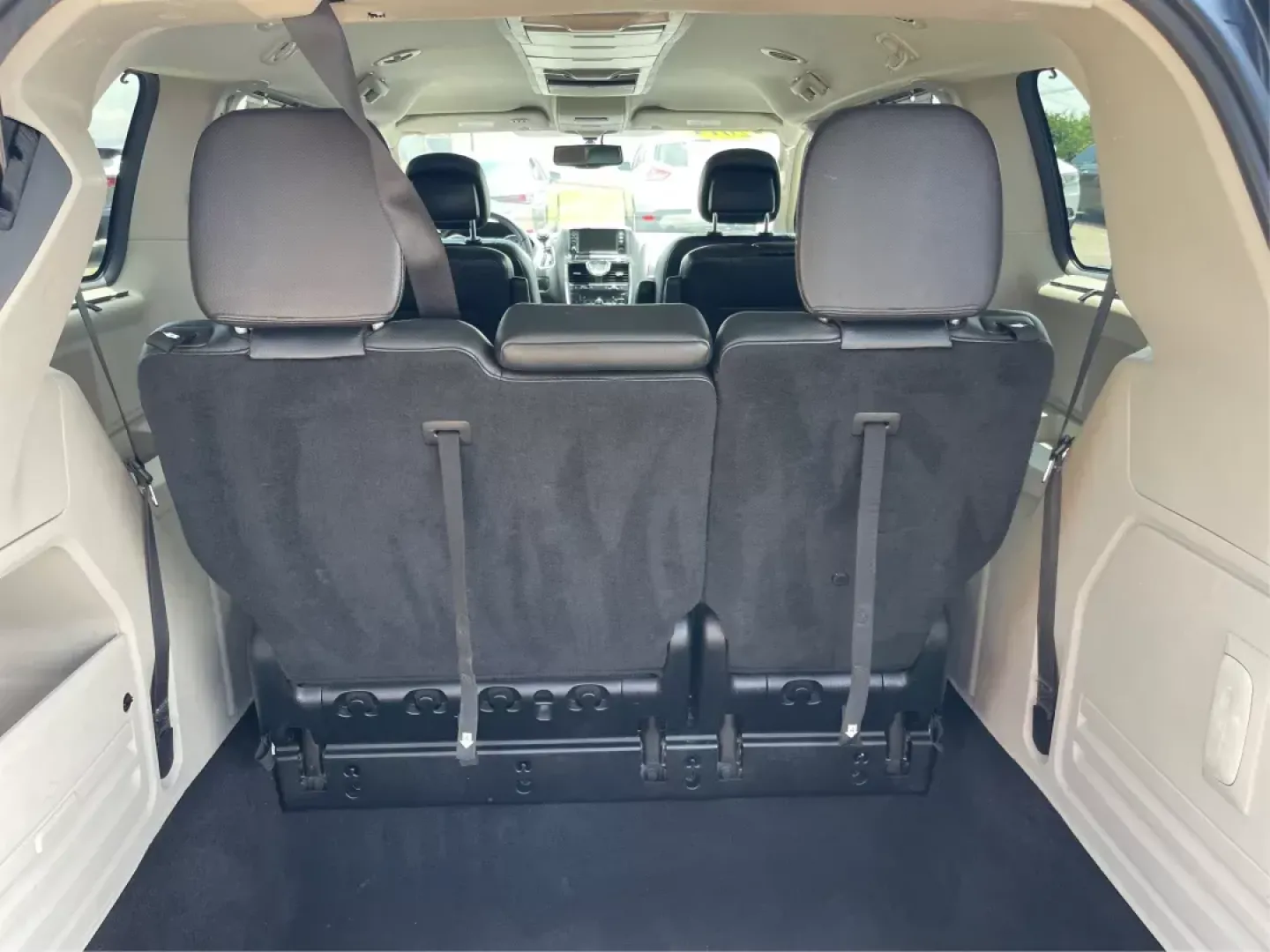2014 Chrysler Town and Country Touring-L (2C4RC1CG3ER) with an 3.6L V6 DOHC 24V engine, 6-Speed Automatic transmission, located at 1230 East Main St, Xenia, OH, 45385, (937) 908-9800, 39.688026, -83.910172 - **Unleash Family Adventures with the 2014 Chrysler Town and Country Touring-L at Advantage Car and Credit in Fairborn, OH!**<br /> <br /> Are you looking for a versatile vehicle that adapts to your family's ever-changing needs? The 2014 Chrysler Town and Country Touring-L is the perfect blend of - Photo#11