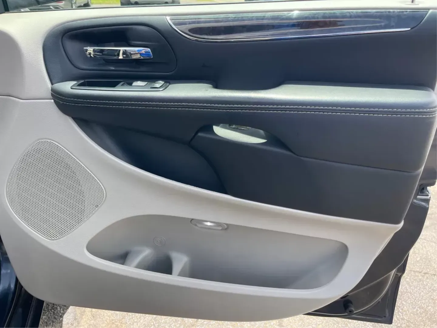 2014 Chrysler Town and Country Touring-L (2C4RC1CG3ER) with an 3.6L V6 DOHC 24V engine, 6-Speed Automatic transmission, located at 1230 East Main St, Xenia, OH, 45385, (937) 908-9800, 39.688026, -83.910172 - **Unleash Family Adventures with the 2014 Chrysler Town and Country Touring-L at Advantage Car and Credit in Fairborn, OH!**<br /> <br /> Are you looking for a versatile vehicle that adapts to your family's ever-changing needs? The 2014 Chrysler Town and Country Touring-L is the perfect blend of - Photo#19