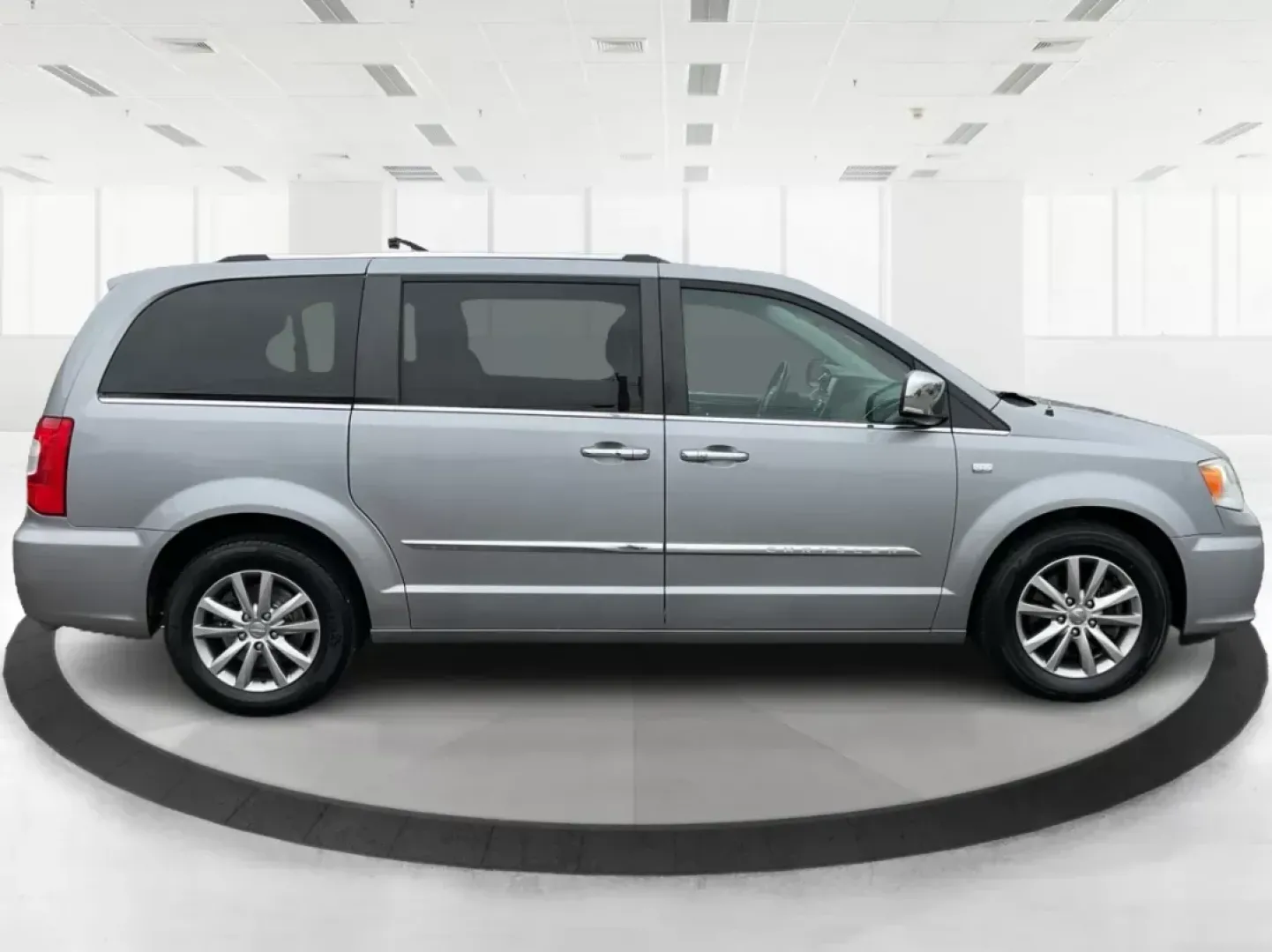 2014 Chrysler Town and Country Touring-L 30th Anniversary (2C4RC1CG7ER) with an Pentastar 3.6L V-6 DOHC engine, located at 1184 Kauffman Ave, Fairborn, OH, 45324, (937) 908-9800, 39.807072, -84.030914 - 2014 Chrysler Town and Country Touring-L 30th Anniversary - Photo#1