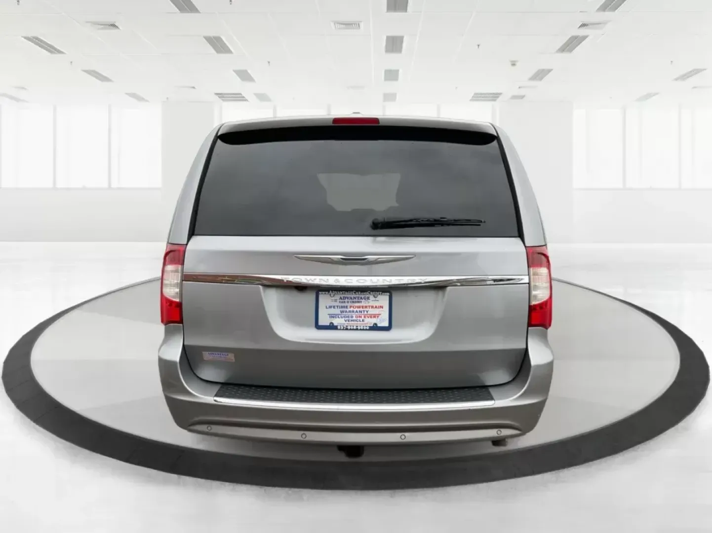 2014 Chrysler Town and Country Touring-L 30th Anniversary (2C4RC1CG7ER) with an Pentastar 3.6L V-6 DOHC engine, located at 1184 Kauffman Ave, Fairborn, OH, 45324, (937) 908-9800, 39.807072, -84.030914 - 2014 Chrysler Town and Country Touring-L 30th Anniversary - Photo#4