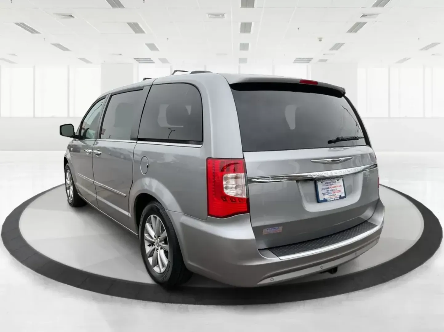 2014 Chrysler Town and Country Touring-L 30th Anniversary (2C4RC1CG7ER) with an Pentastar 3.6L V-6 DOHC engine, located at 1184 Kauffman Ave, Fairborn, OH, 45324, (937) 908-9800, 39.807072, -84.030914 - 2014 Chrysler Town and Country Touring-L 30th Anniversary - Photo#5
