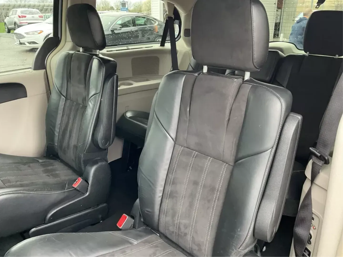 2014 Chrysler Town and Country Touring-L 30th Anniversary (2C4RC1CG7ER) with an Pentastar 3.6L V-6 DOHC engine, located at 1184 Kauffman Ave, Fairborn, OH, 45324, (937) 908-9800, 39.807072, -84.030914 - 2014 Chrysler Town and Country Touring-L 30th Anniversary - Photo#10