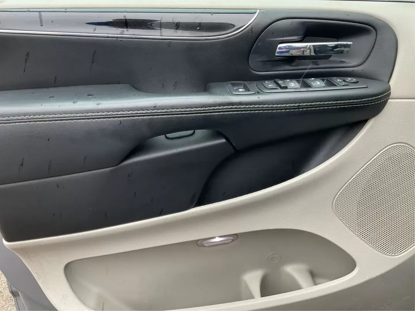 2014 Chrysler Town and Country Touring-L 30th Anniversary (2C4RC1CG7ER) with an Pentastar 3.6L V-6 DOHC engine, located at 1184 Kauffman Ave, Fairborn, OH, 45324, (937) 908-9800, 39.807072, -84.030914 - 2014 Chrysler Town and Country Touring-L 30th Anniversary - Photo#18