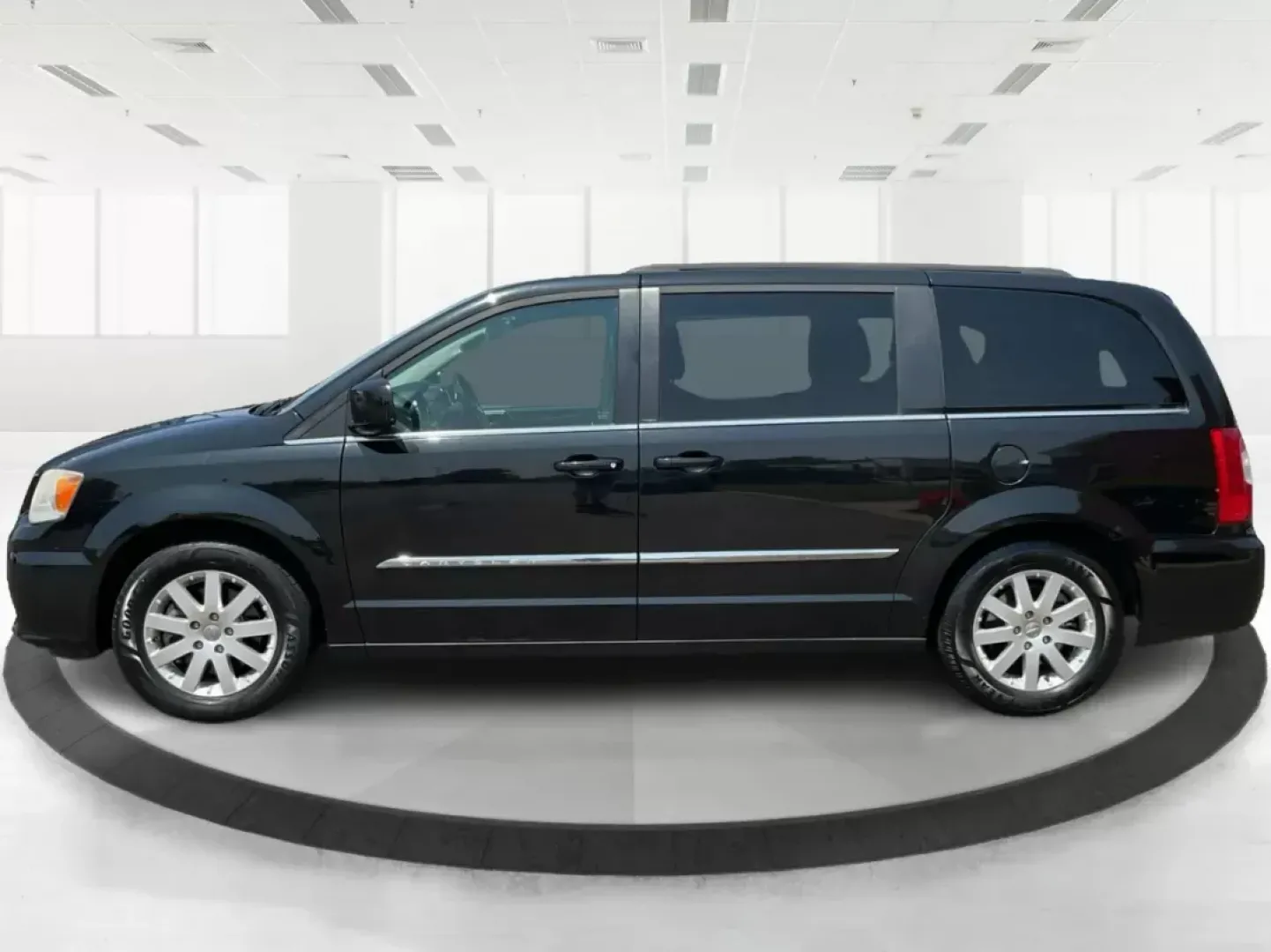 2014 Chrysler Town and Country Touring (2C4RC1BG3ER) with an Pentastar 3.6L V-6 DOHC engine, located at 1099 N County Rd 25A, Troy, OH, 45373, (937) 908-9800, 40.057079, -84.212883 - **Discover Freedom on the Road with the 2014 Chrysler Town and Country at Advantage Car and Credit!**<br /> <br /> Are you ready to elevate your family adventures or enhance your daily commute? The 2014 Chrysler Town and Country is the perfect companion for busy families, weekend explorers, or a - Photo#5