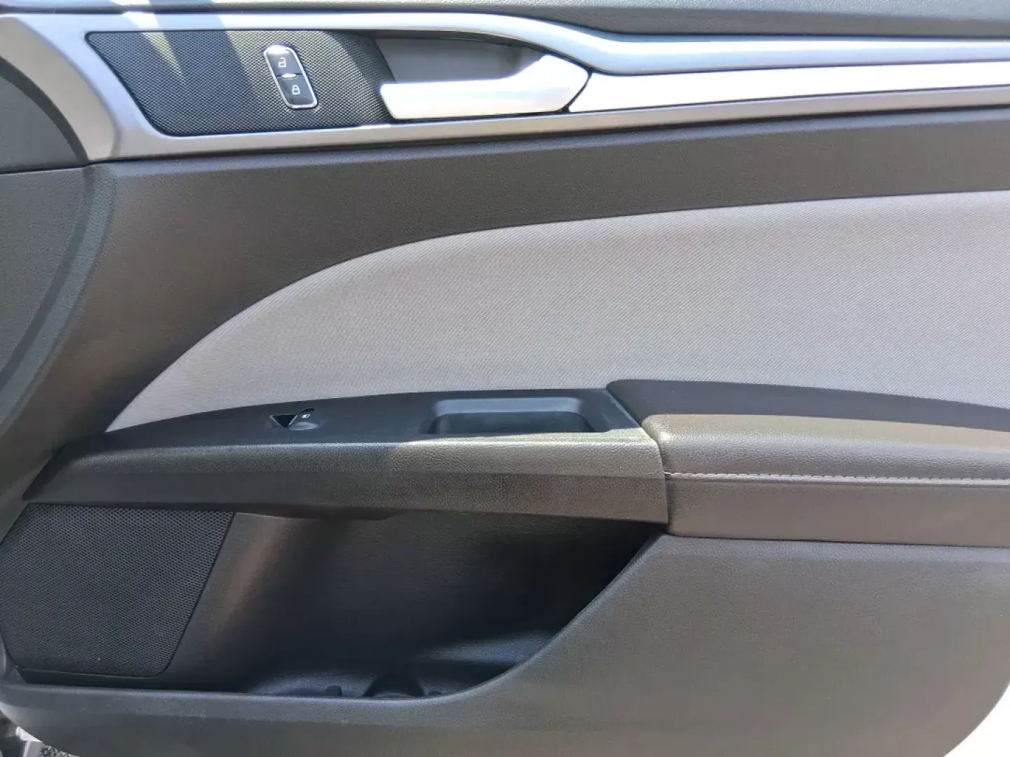 2014 Ford Fusion S (1FA6P0G70E5) with an Duratec 2.5L I-4 DOHC engine, located at 880 E. National Road, Vandalia, OH, 45377, (937) 908-9800, 39.891918, -84.183594 - **Elevate Your Daily Drive with the 2014 Ford Fusion S at Advantage Car and Credit**<br /> <br /> Imagine cruising through the scenic streets of Fairborn, OH, in a stylish and reliable sedan that fits seamlessly into your lifestyle. Whether you're commuting to work, running errands, or planning a we - Photo#18