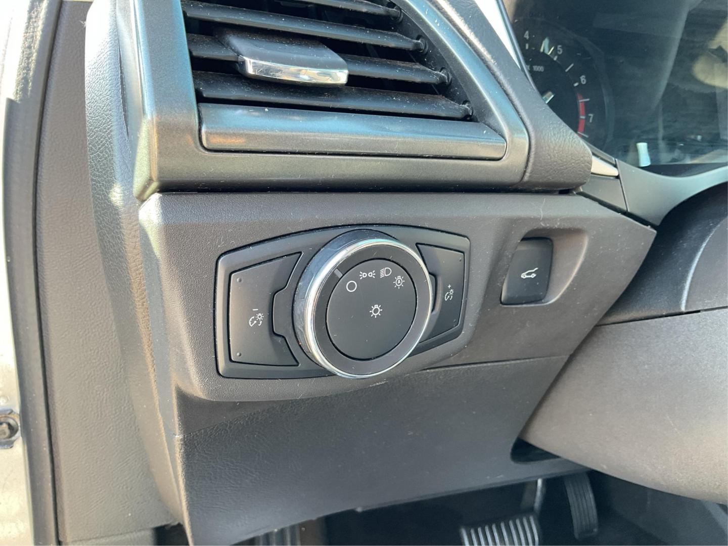 2014 Ingot Silver Ford Fusion SE (1FA6P0H76E5) with an 2.5L L4 DOHC 16V engine, located at 4508 South Dixie Dr, Moraine, OH, 45439, (937) 908-9800, 39.689976, -84.218452 - 2014 Ford Fusion SE - Photo#16