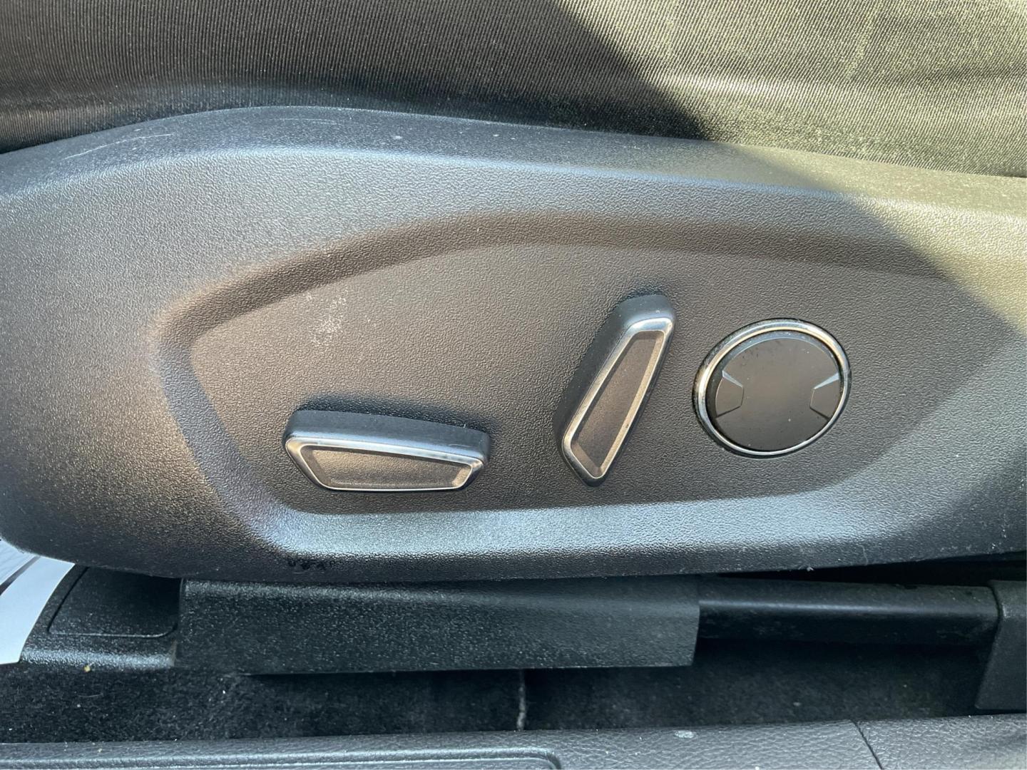 2014 Ingot Silver Ford Fusion SE (1FA6P0H76E5) with an 2.5L L4 DOHC 16V engine, located at 4508 South Dixie Dr, Moraine, OH, 45439, (937) 908-9800, 39.689976, -84.218452 - 2014 Ford Fusion SE - Photo#17